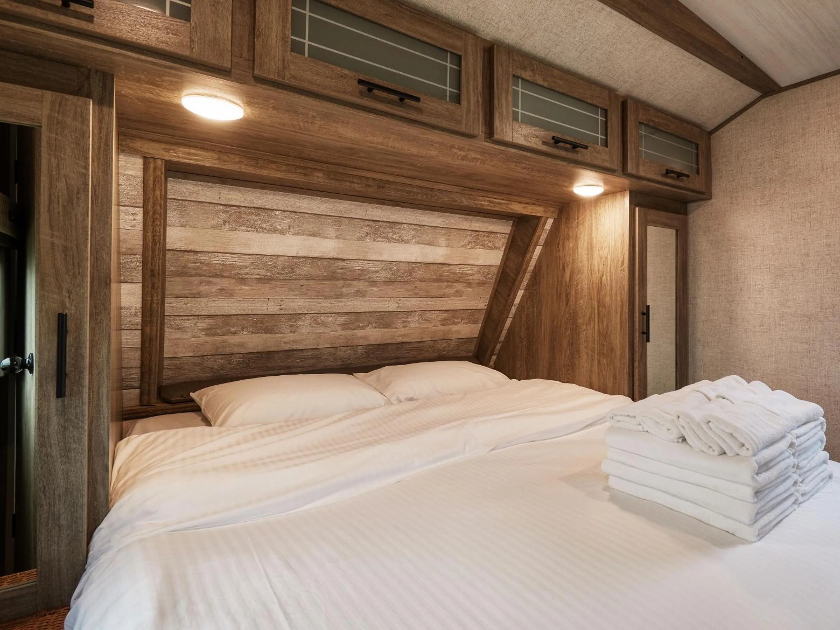 Bed in Wood Pecker Nakijin