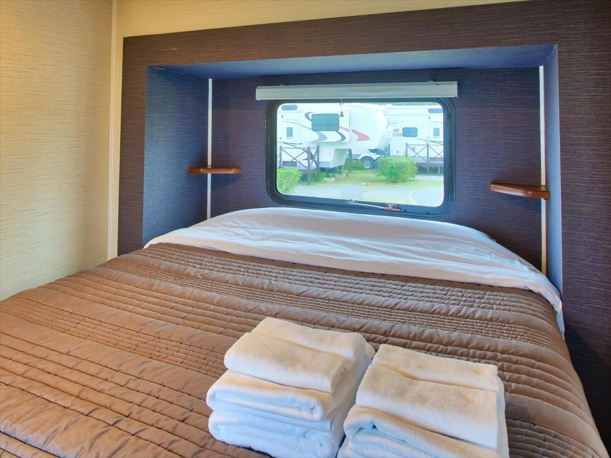 Bed in Wood Pecker Nakijin