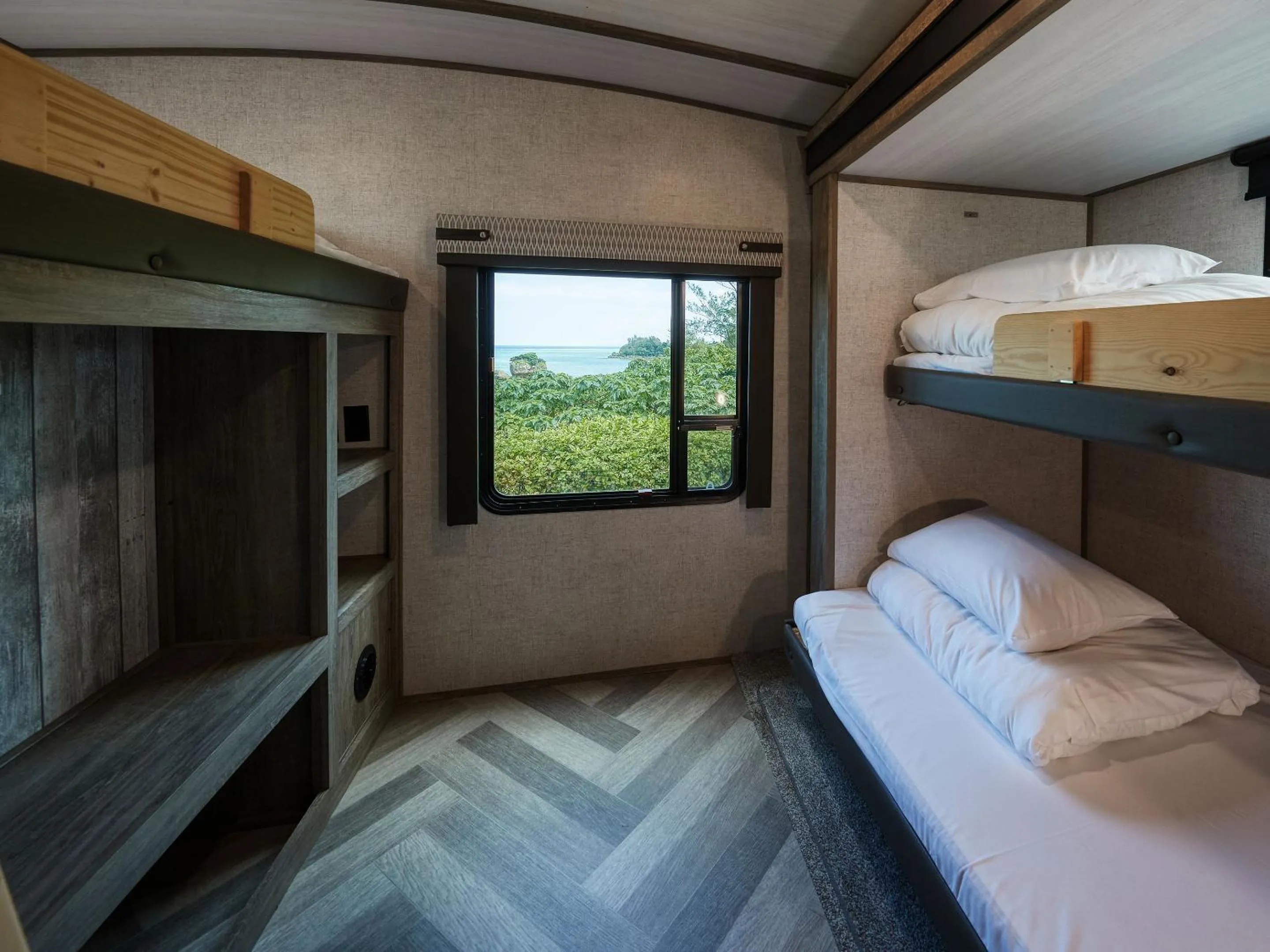 bunk bed, Bed in Wood Pecker Nakijin