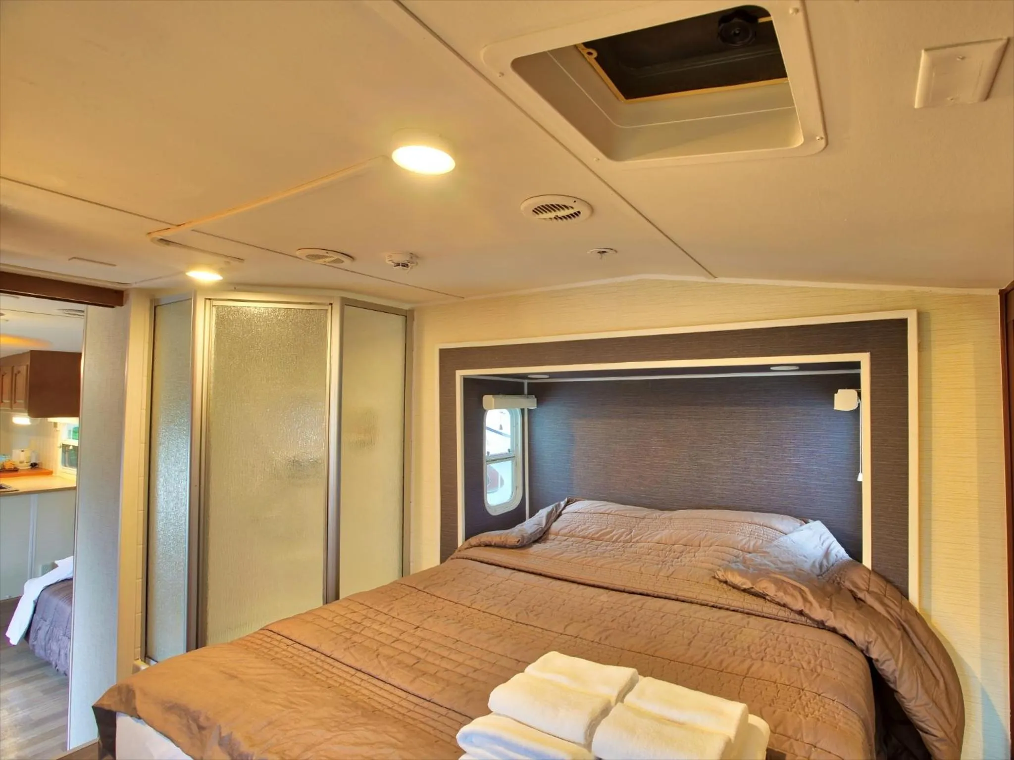 Bed in Wood Pecker Nakijin