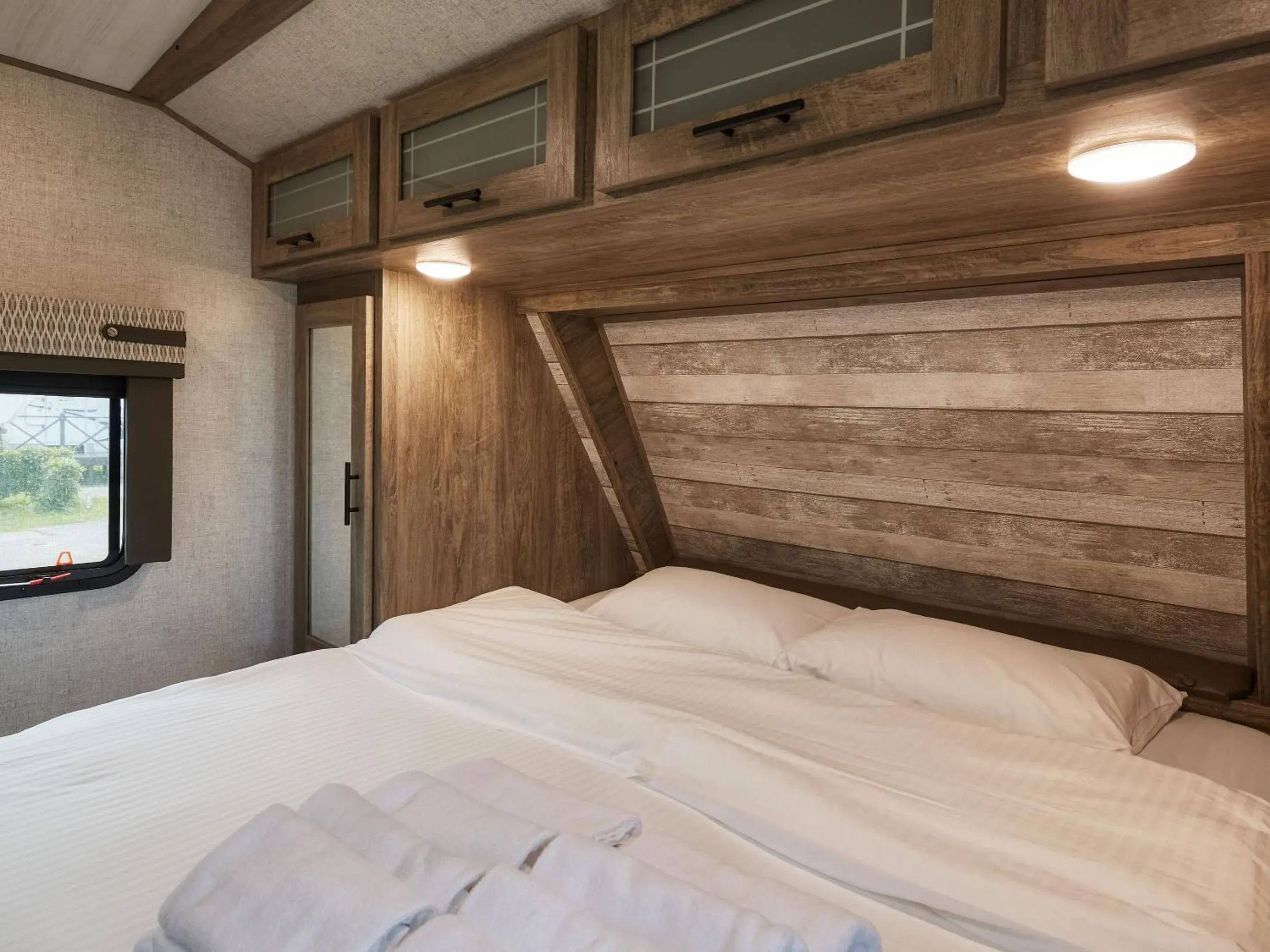 Bed in Wood Pecker Nakijin Bed in Wood Pecker Nakijin