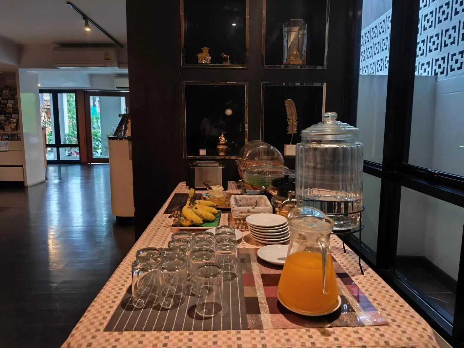 Restaurant/places to eat in The Wing Lanna Hotel