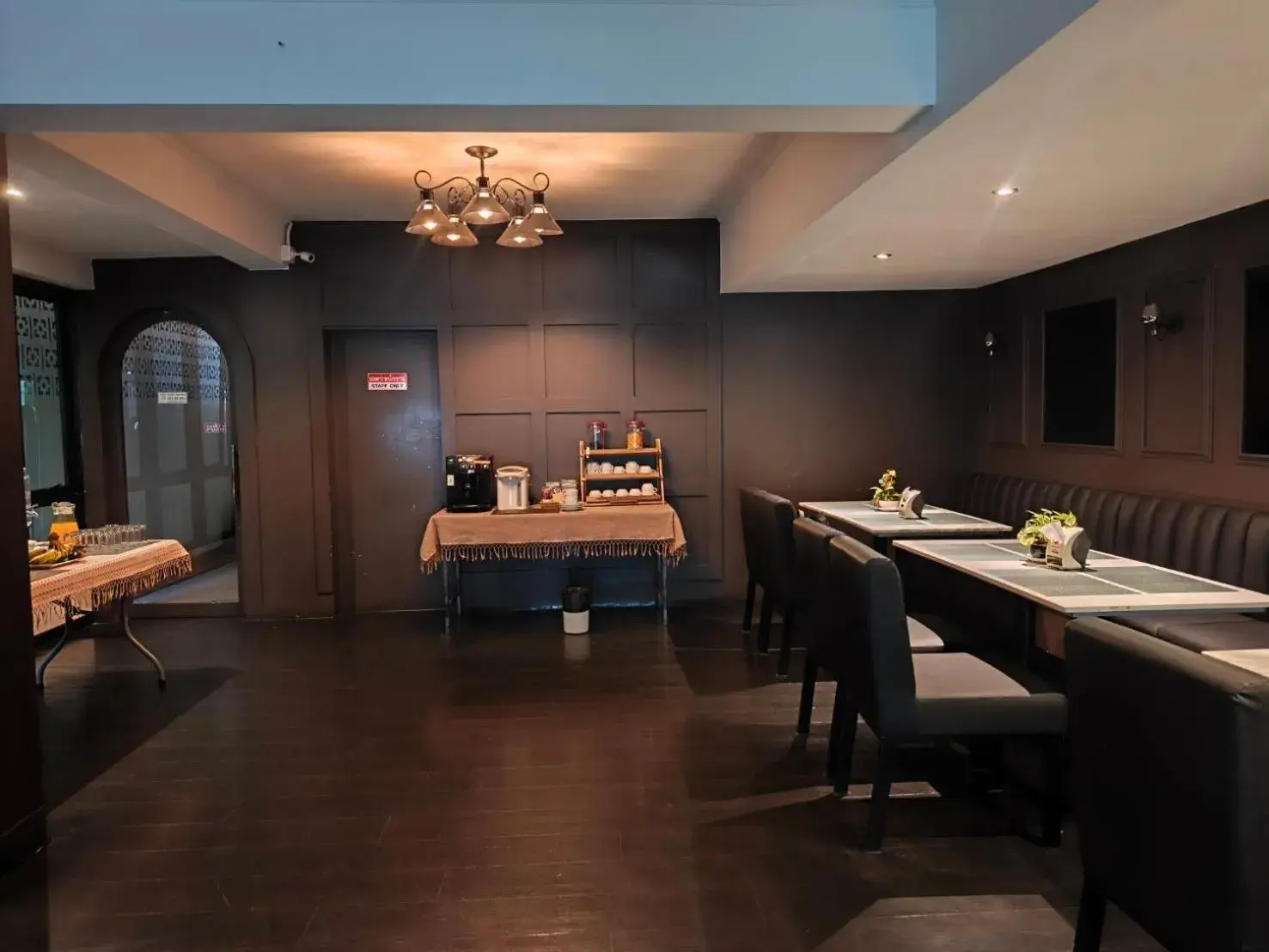 Restaurant/places to eat in The Wing Lanna Hotel Restaurant/places to eat in The Wing Lanna Hotel