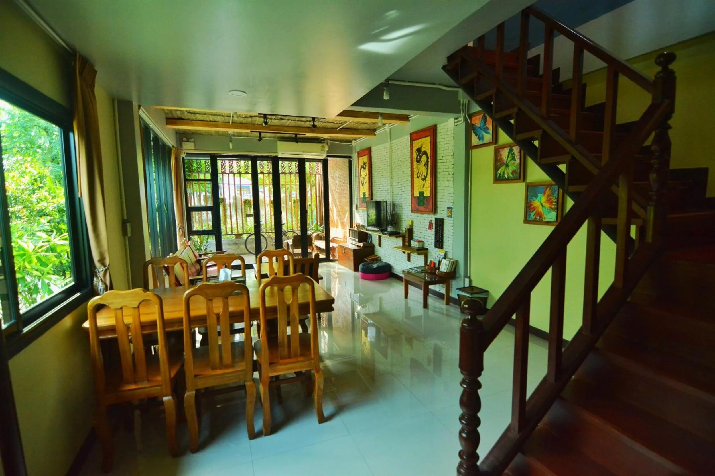 Restaurant/places to eat in The Corner's unique house