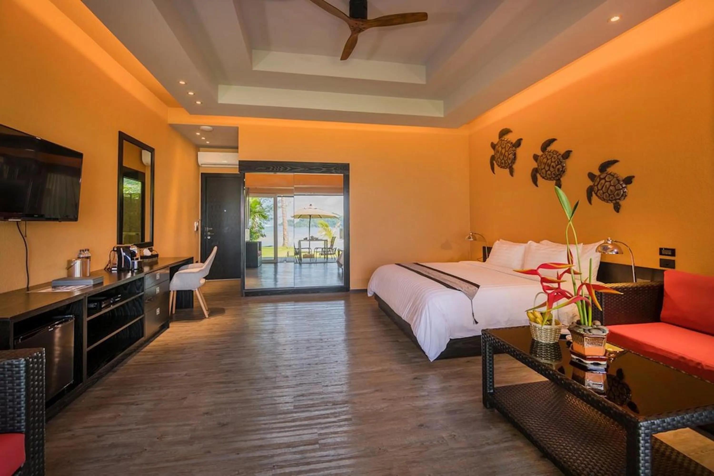 Bedroom, Bed in Peninsula Beach Resort