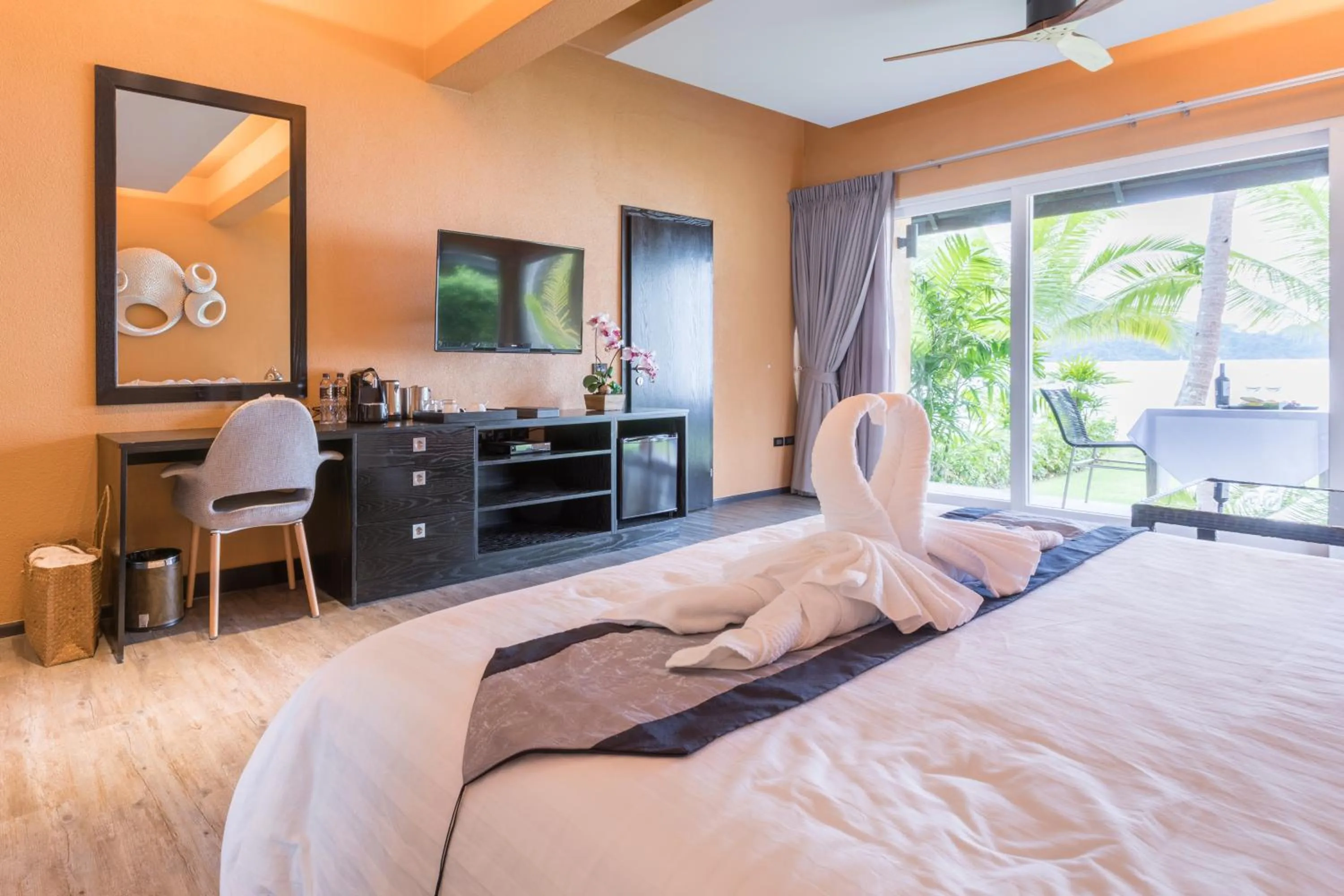 Photo of the whole room, Bed in Peninsula Beach Resort