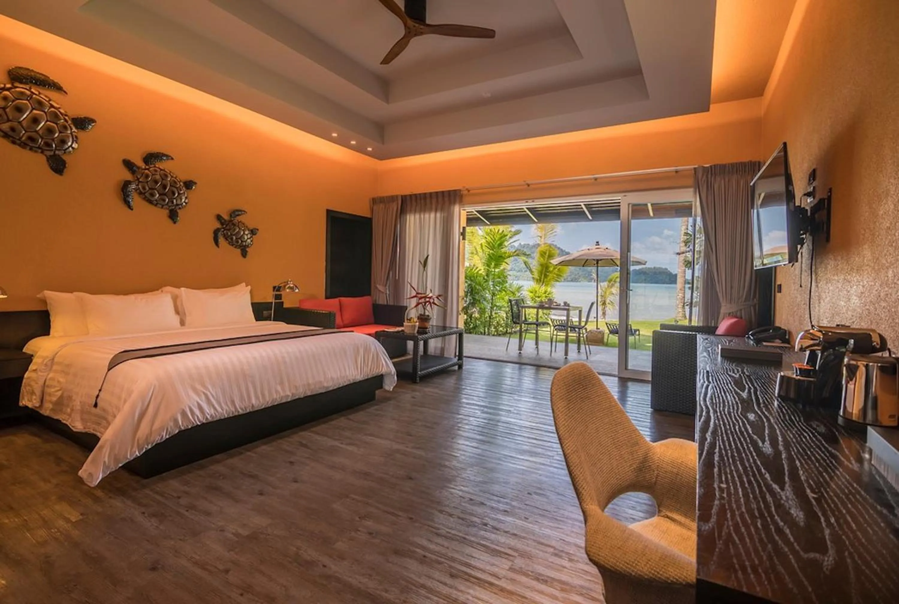 Photo of the whole room, Bed in Peninsula Beach Resort