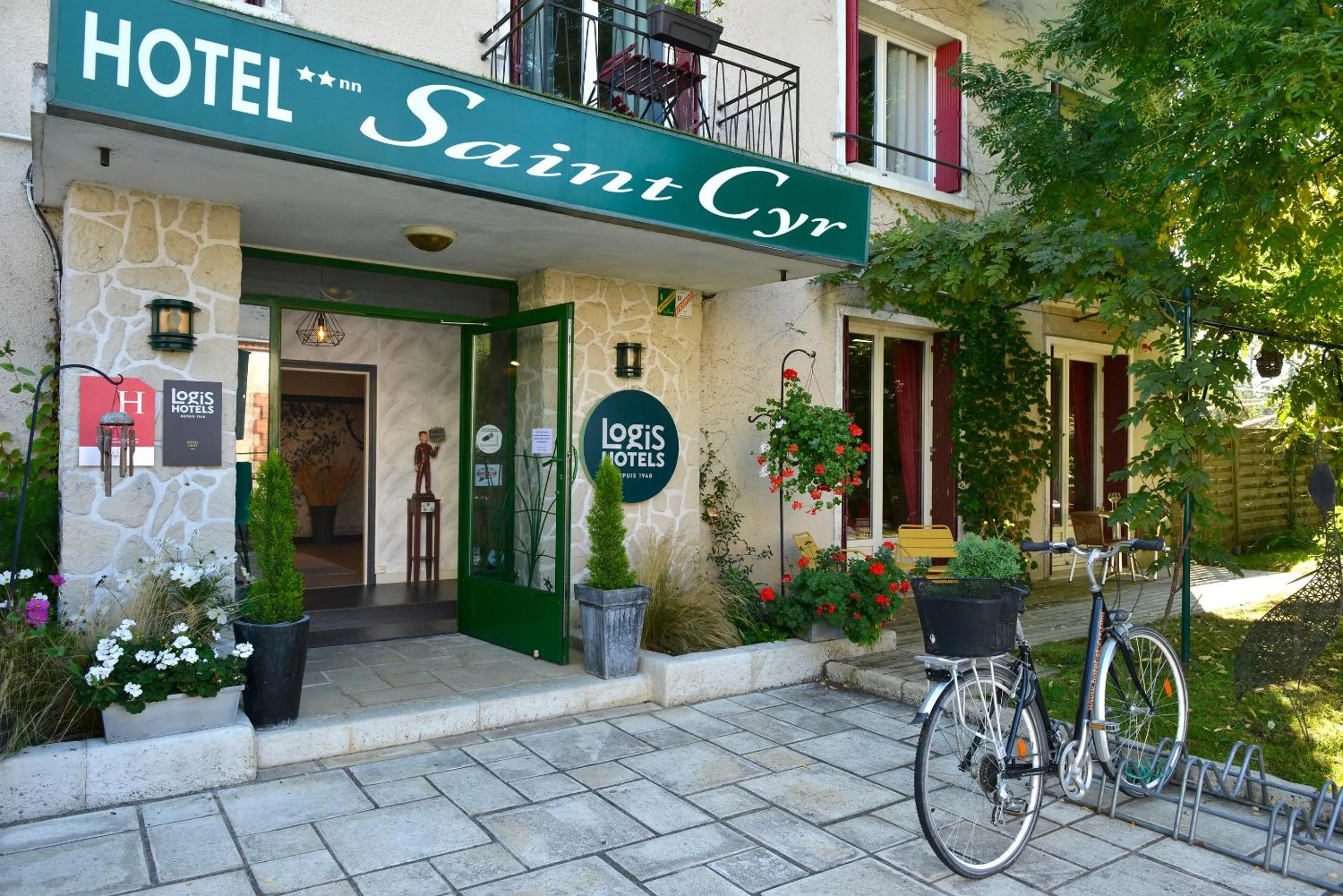 Facade/entrance in Logis Hôtel Saint Cyr