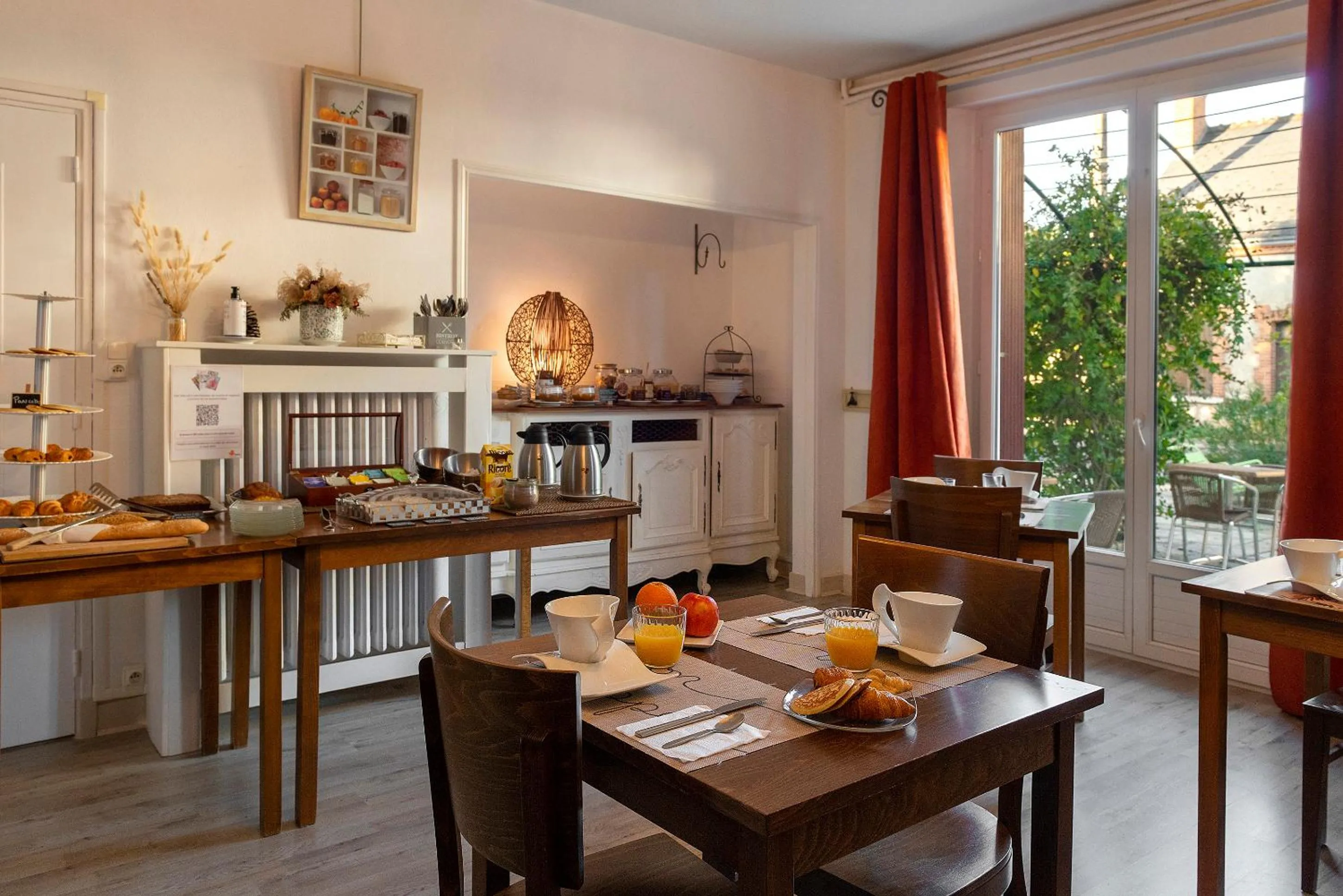 Breakfast in Logis Hôtel Saint Cyr