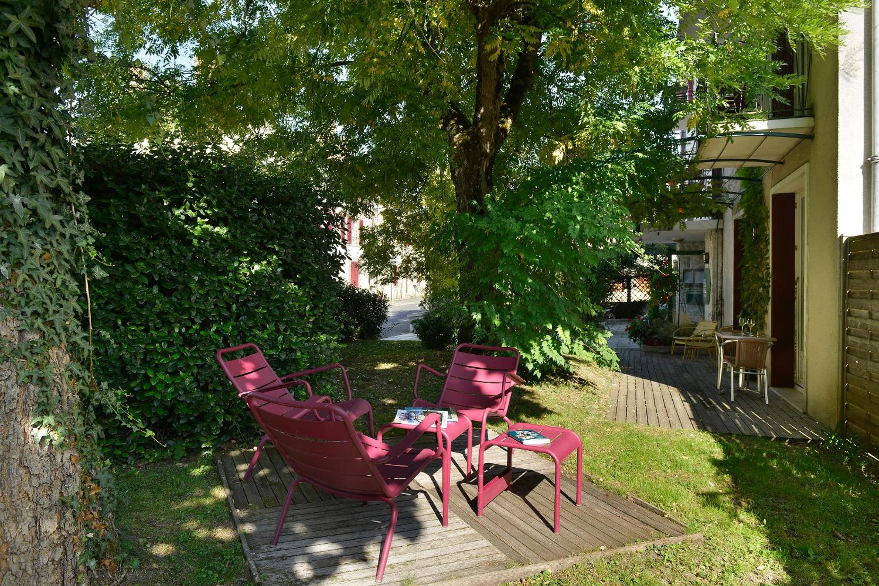 Garden in Logis Hôtel Saint Cyr