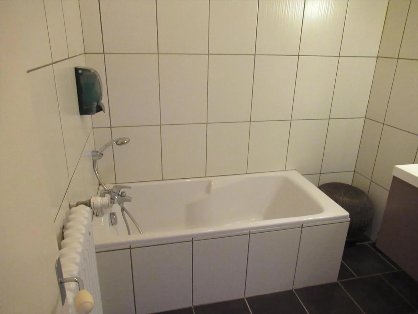 Bath in Logis Hôtel Saint Cyr