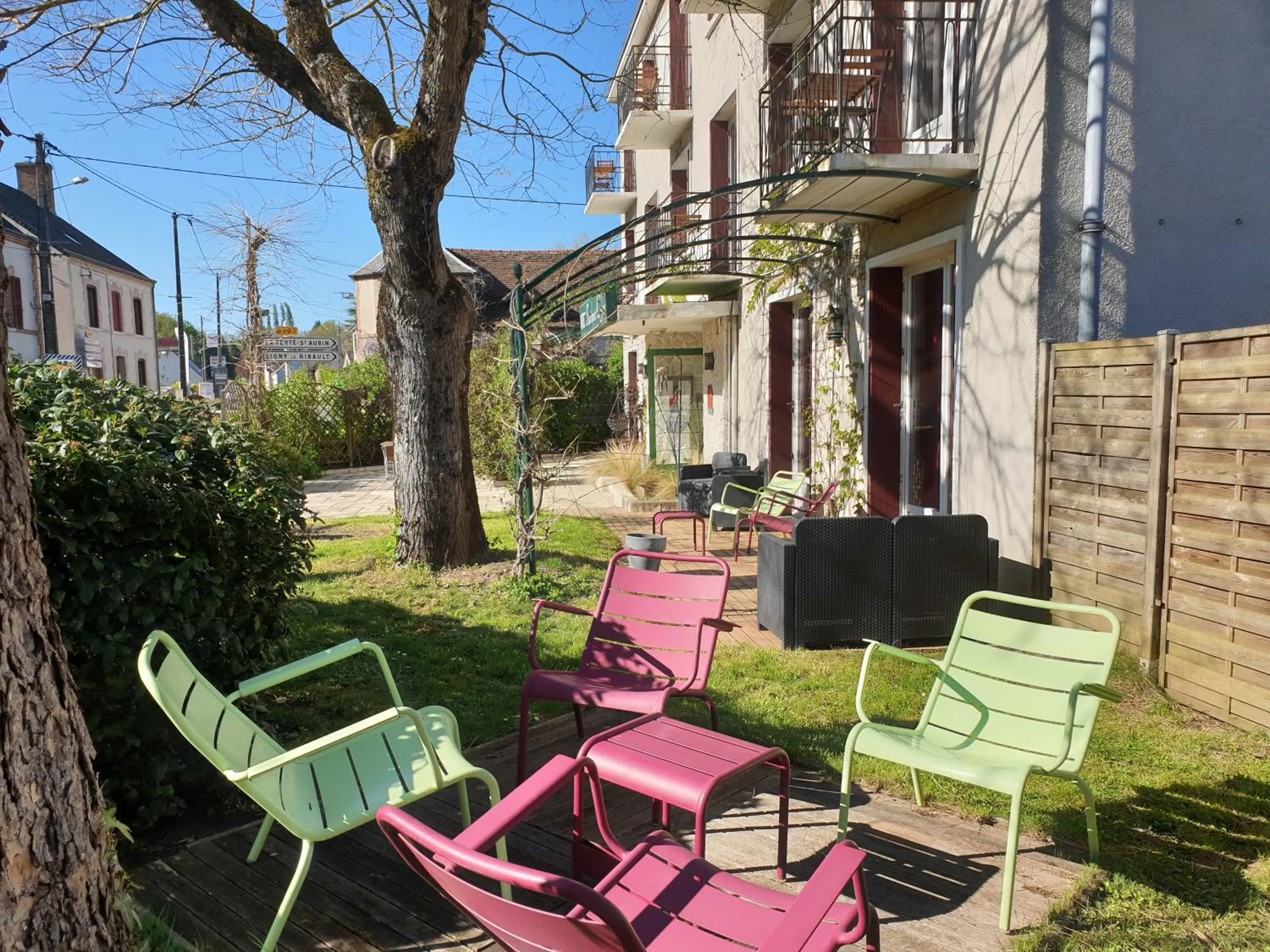 Patio in Logis Hôtel Saint Cyr
