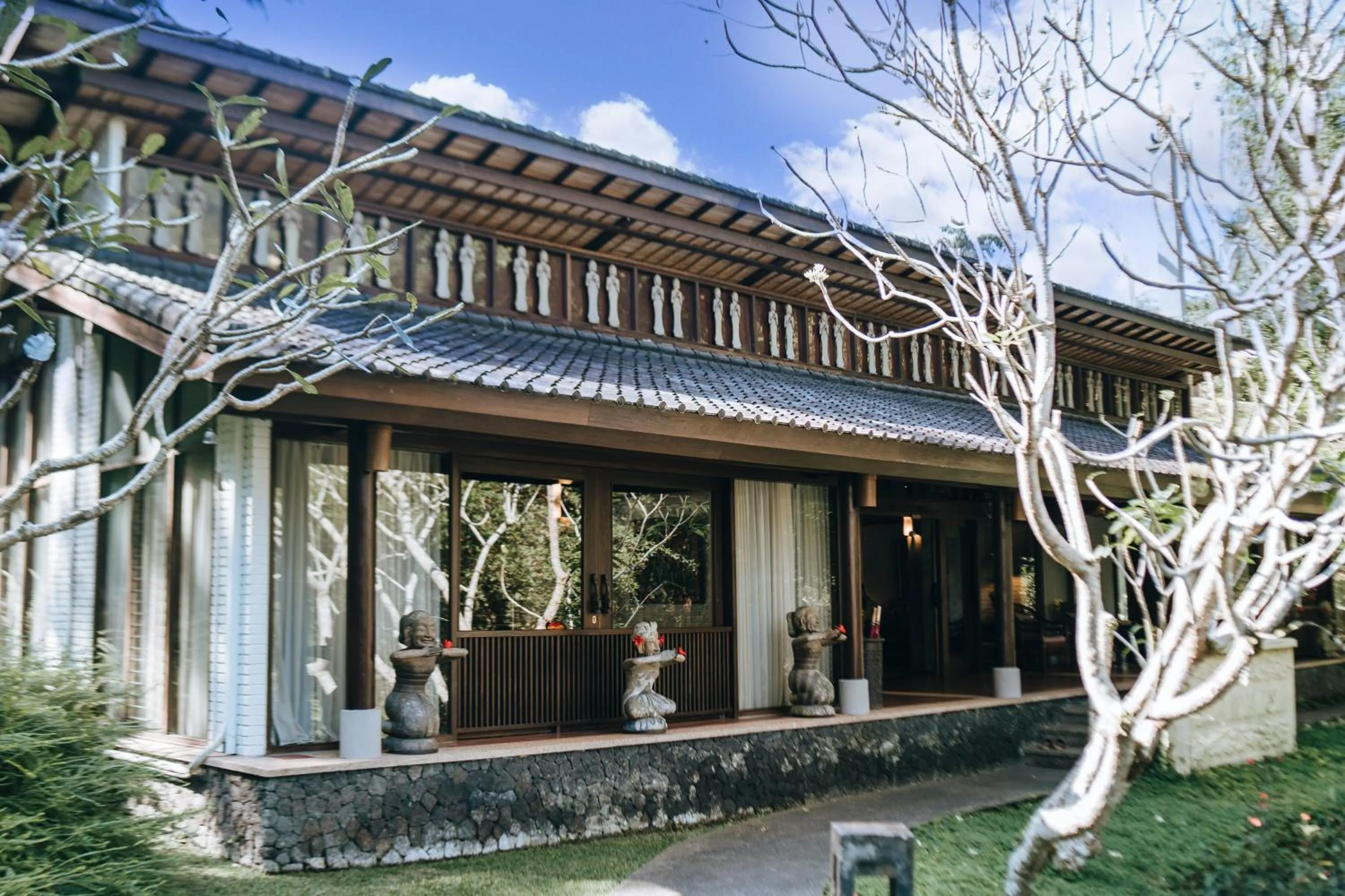 Garden in Dua Dari, a Residence by Hadiprana