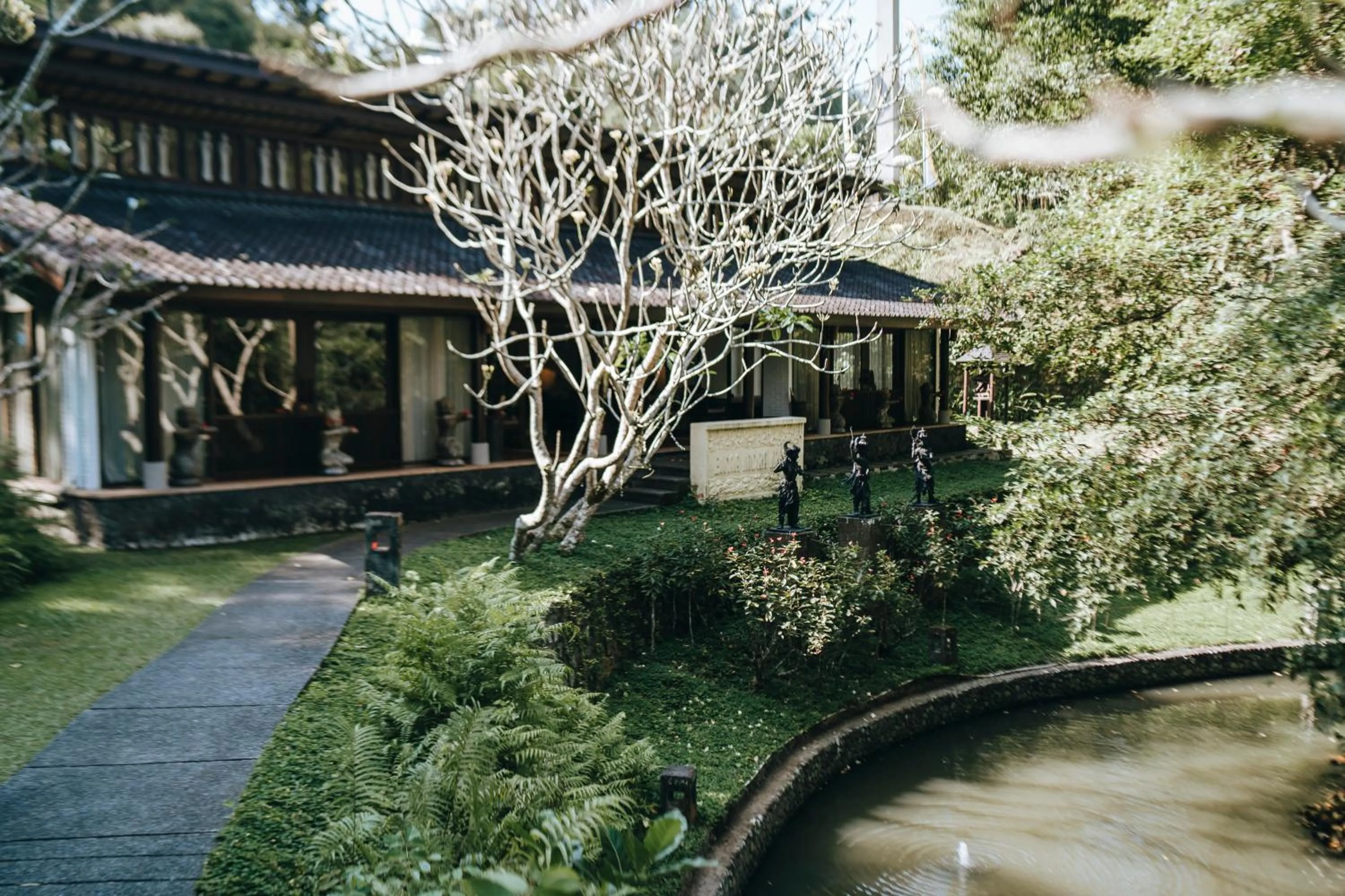 Property building in Dua Dari, a Residence by Hadiprana