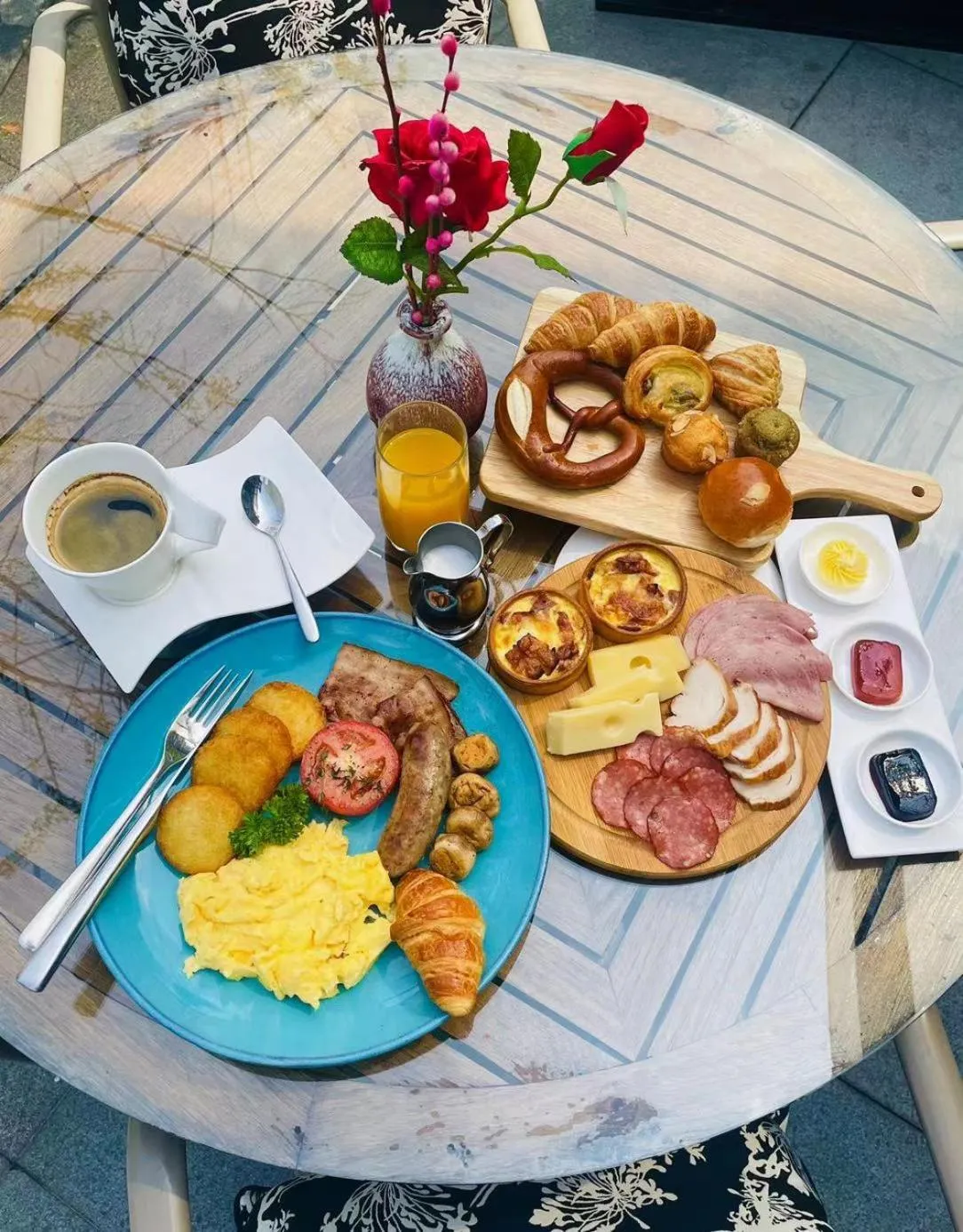 Restaurant/places to eat in The Senz Hotel & SPA