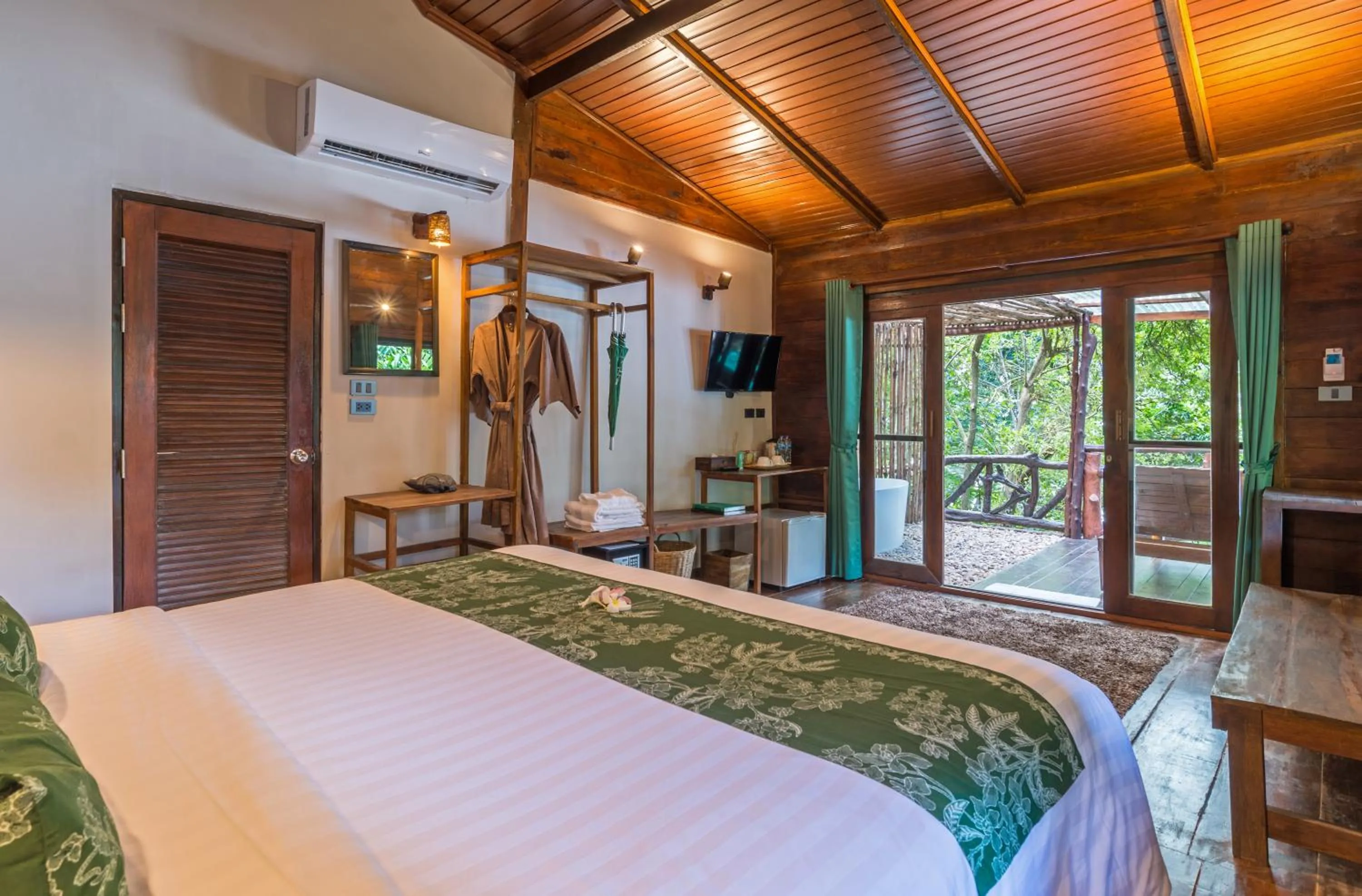 Bed in Koh Jum Ocean Beach Resort