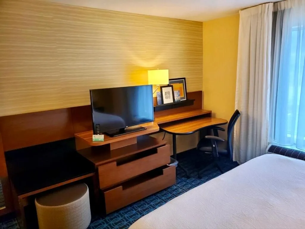 TV and multimedia, Bed in Fairfield Inn & Suites by Marriott Belle Vernon