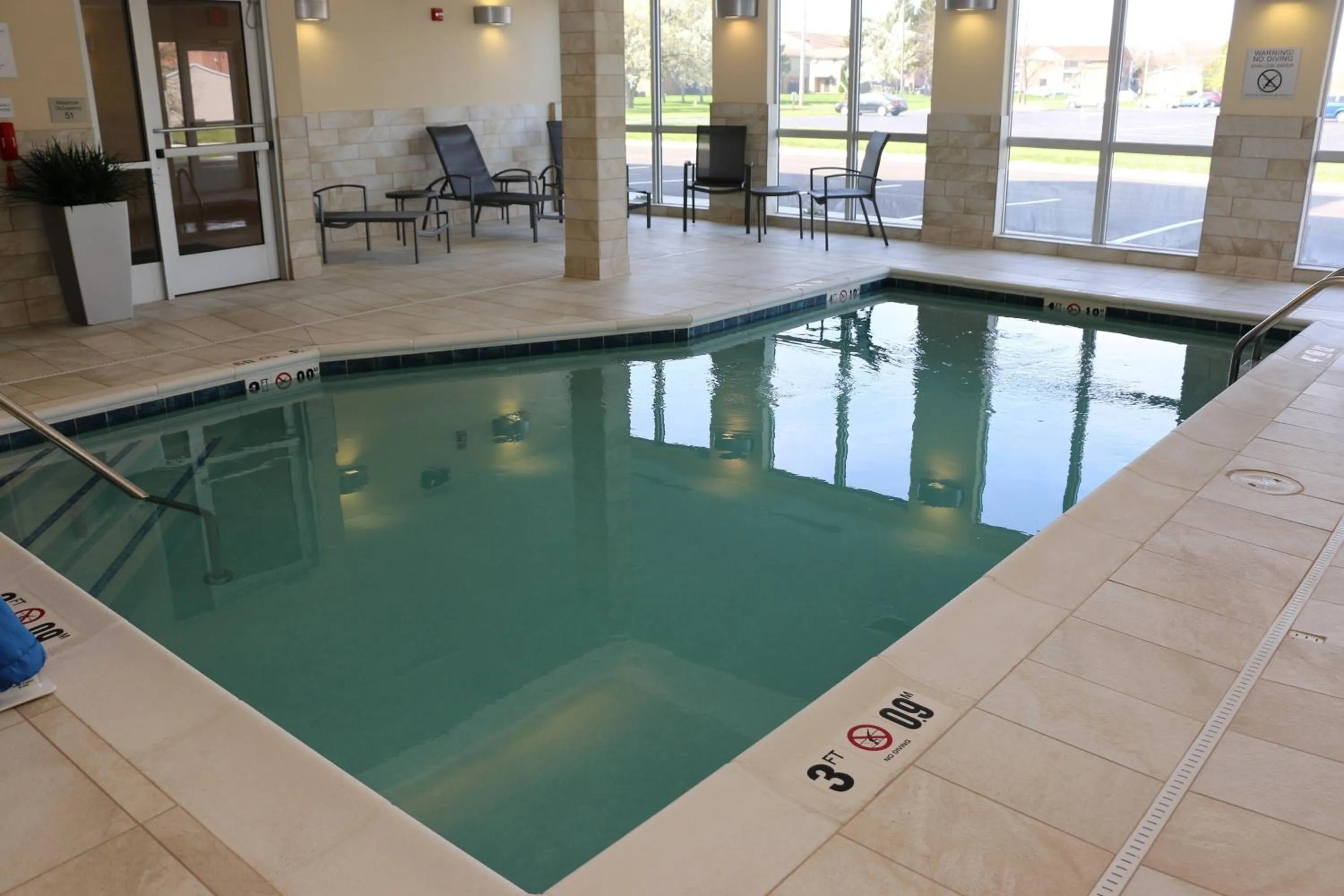 Swimming pool in Fairfield Inn & Suites by Marriott Bowling Green
