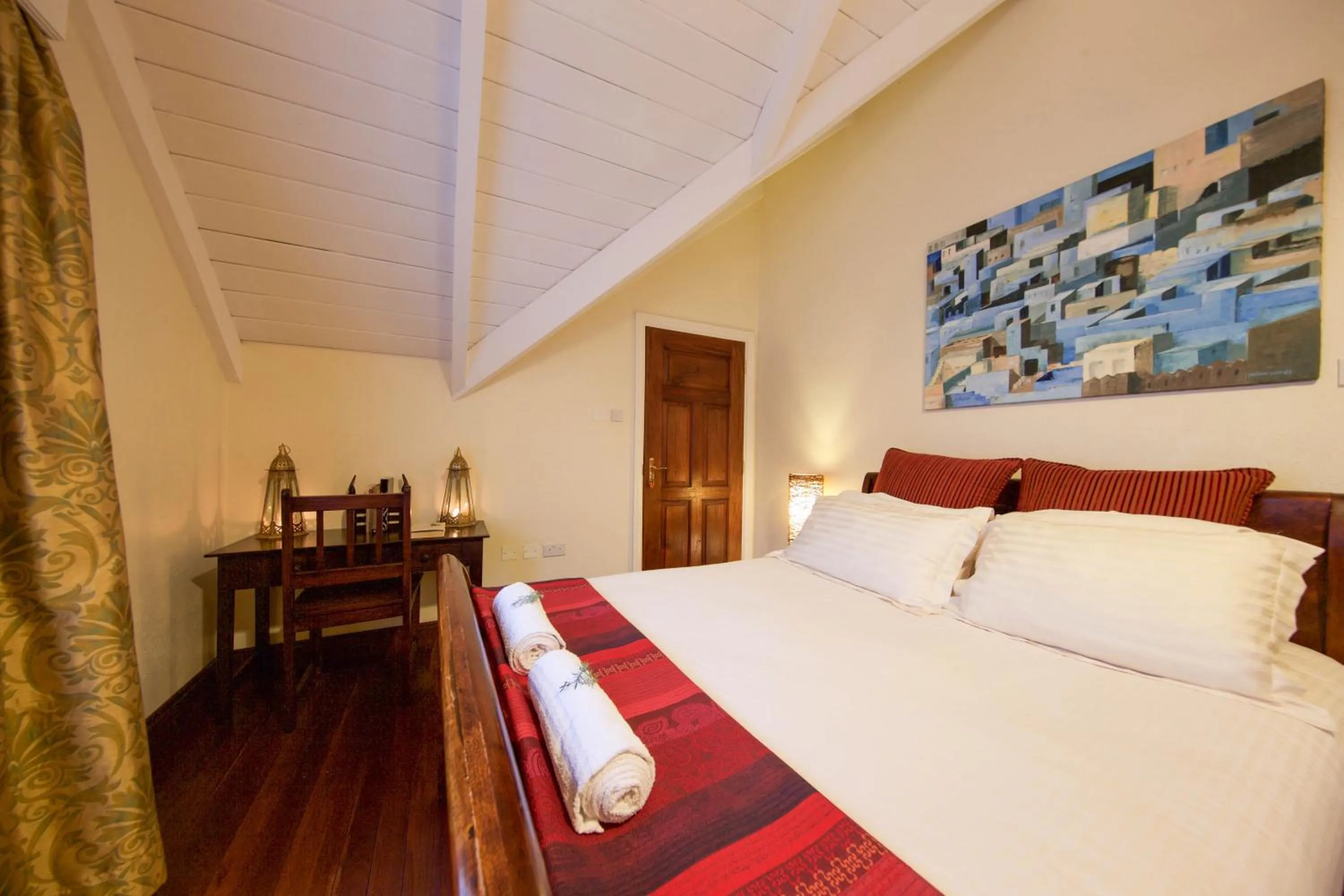 Photo of the whole room, Bed in Karen Gables