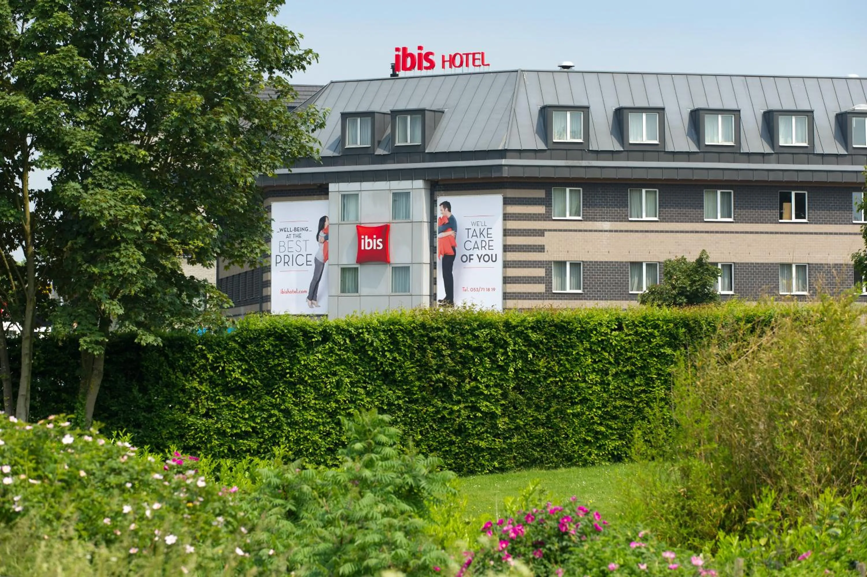 Facade/entrance in ibis Aalst