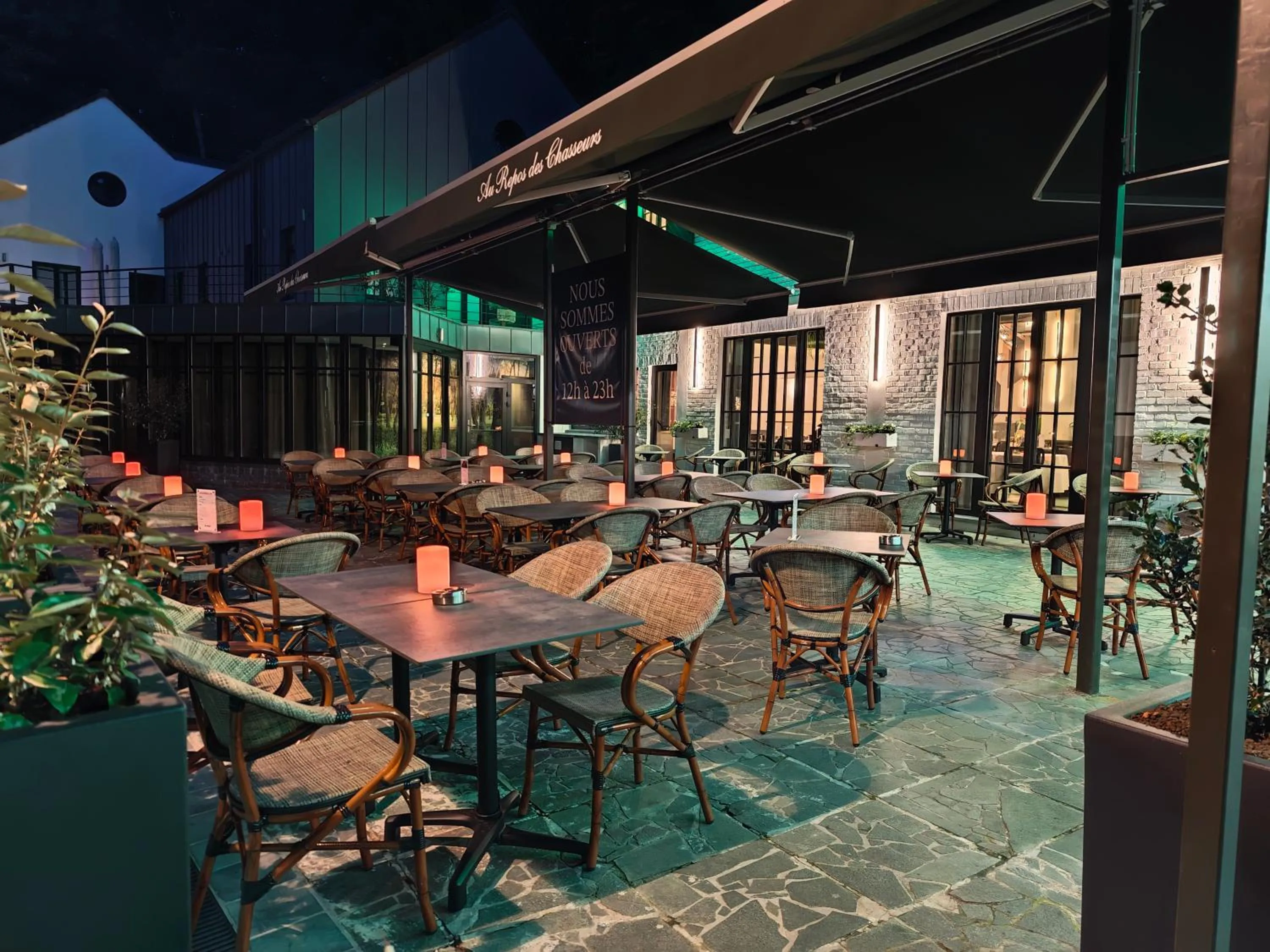 Patio in Hotel Au Repos Des Chasseurs