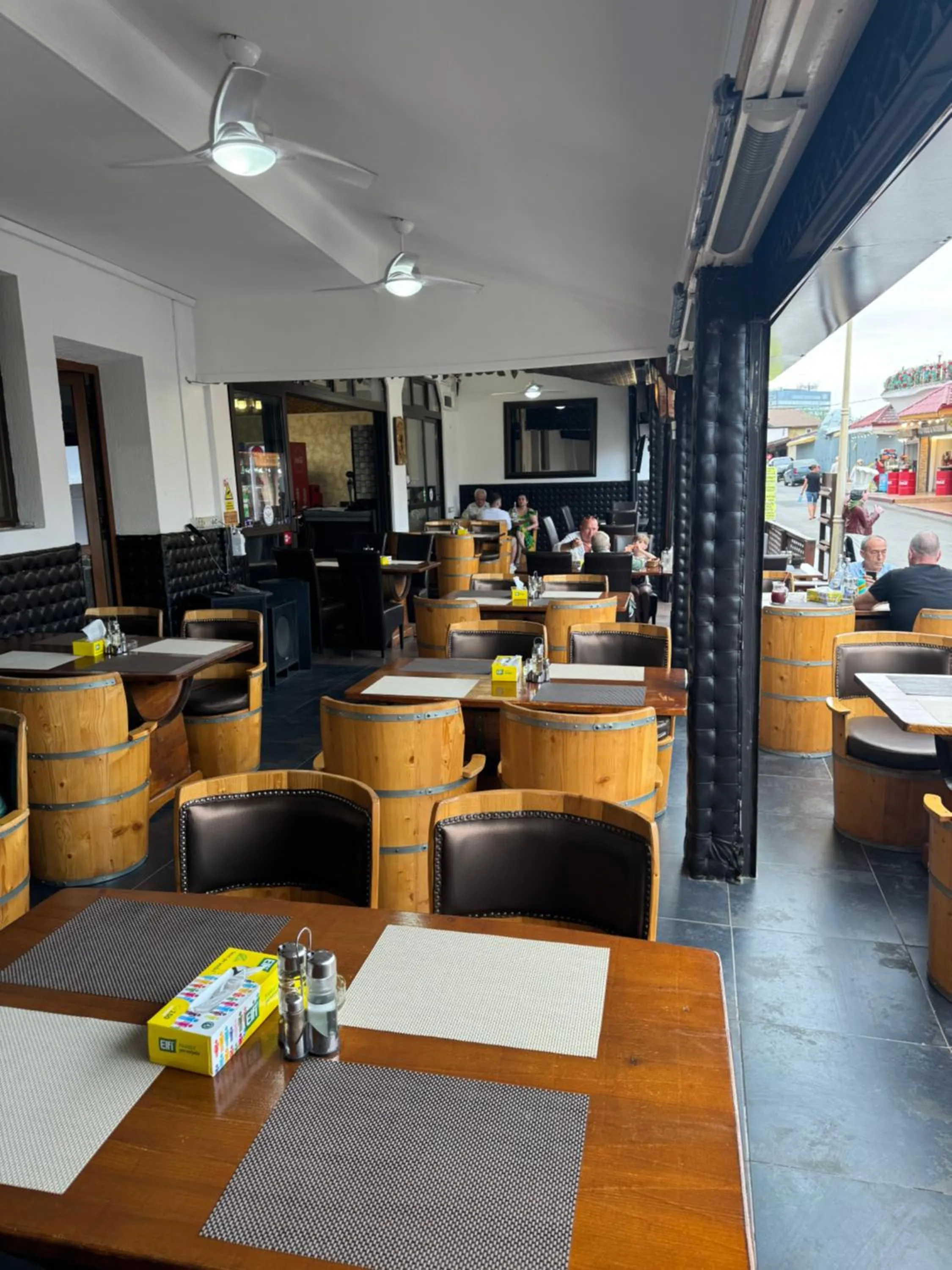 Restaurant/places to eat in Hanu Satului