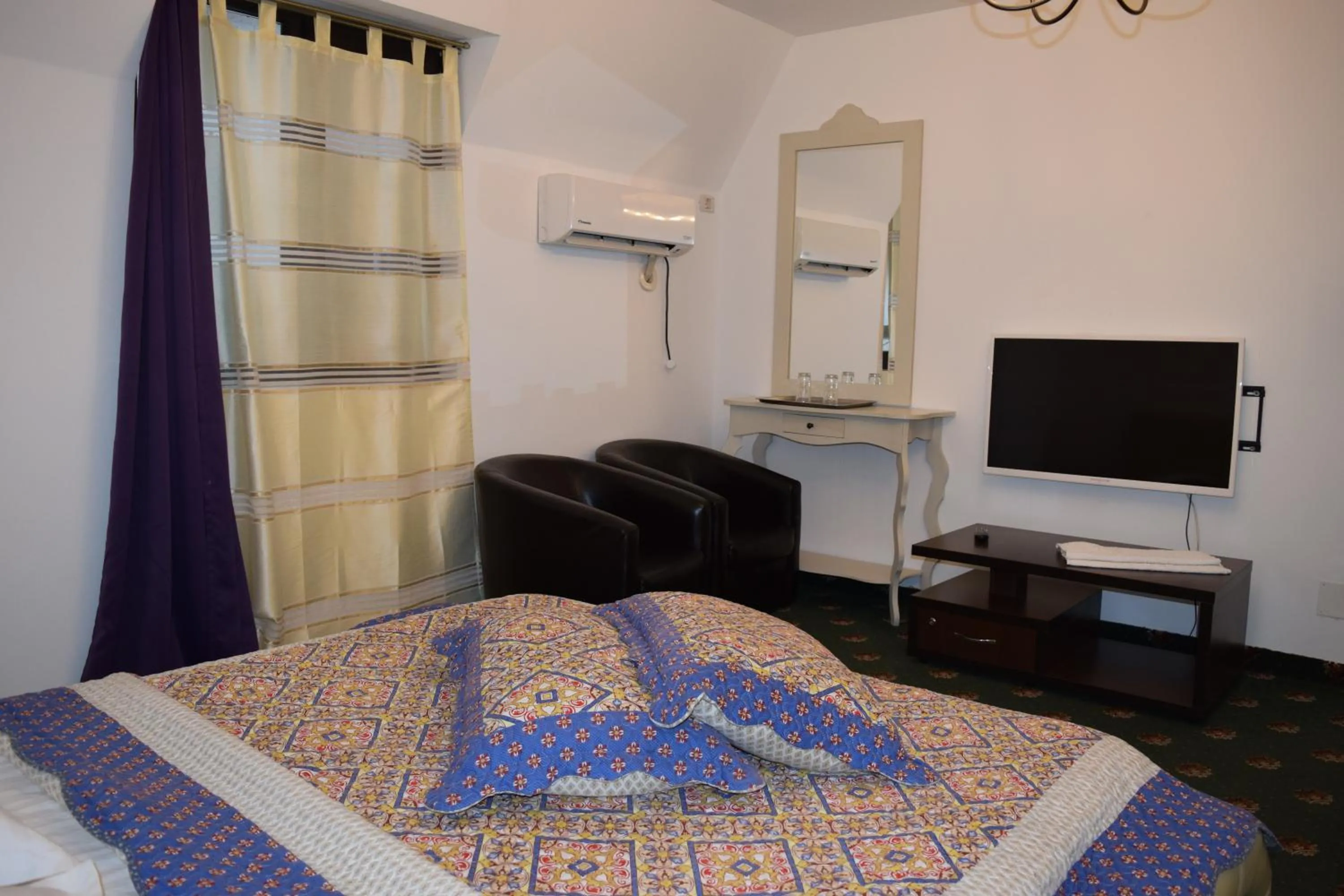 Photo of the whole room, Bed in Hanu Satului