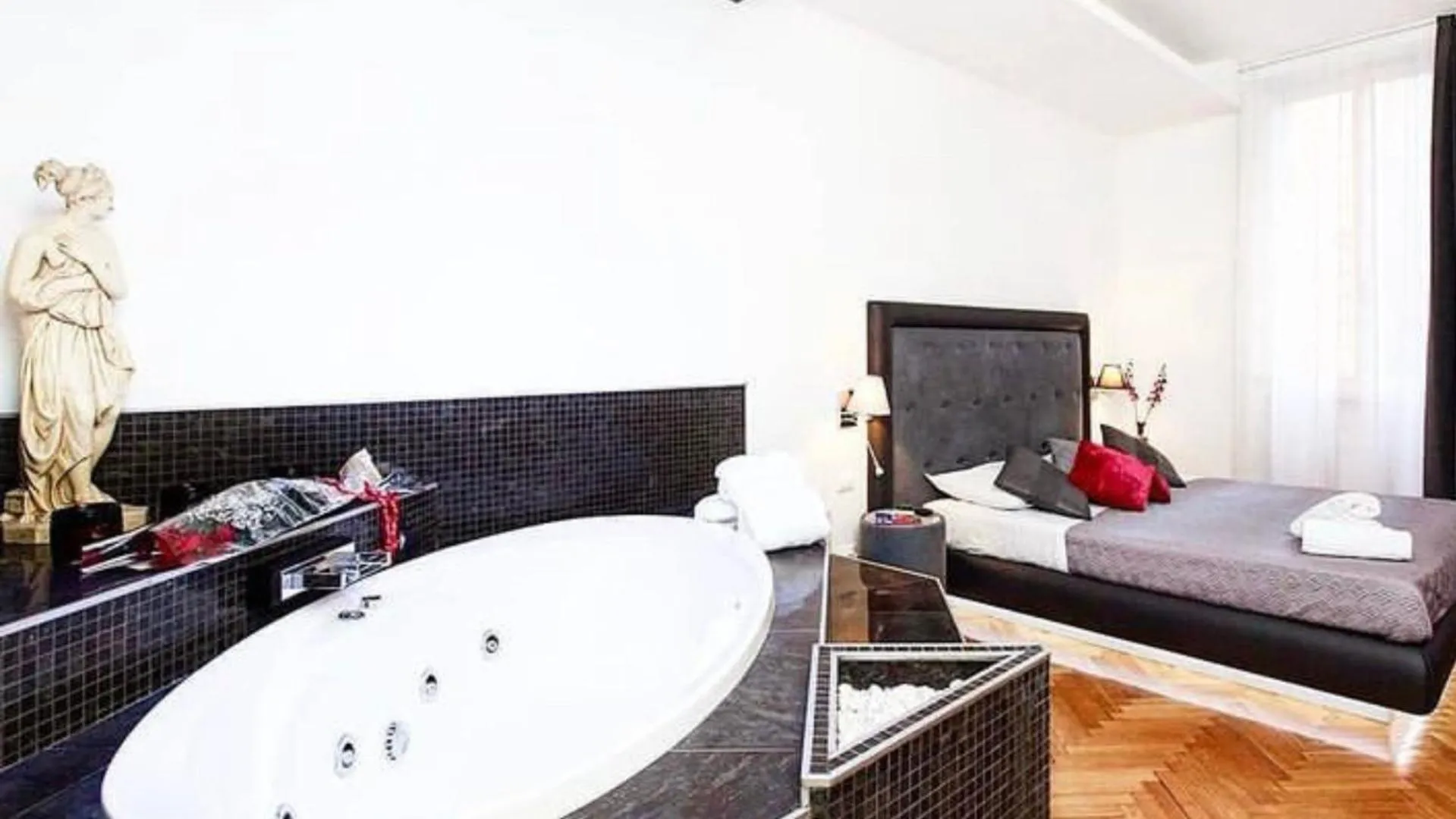 Hot Tub in Persia Collection Trevi