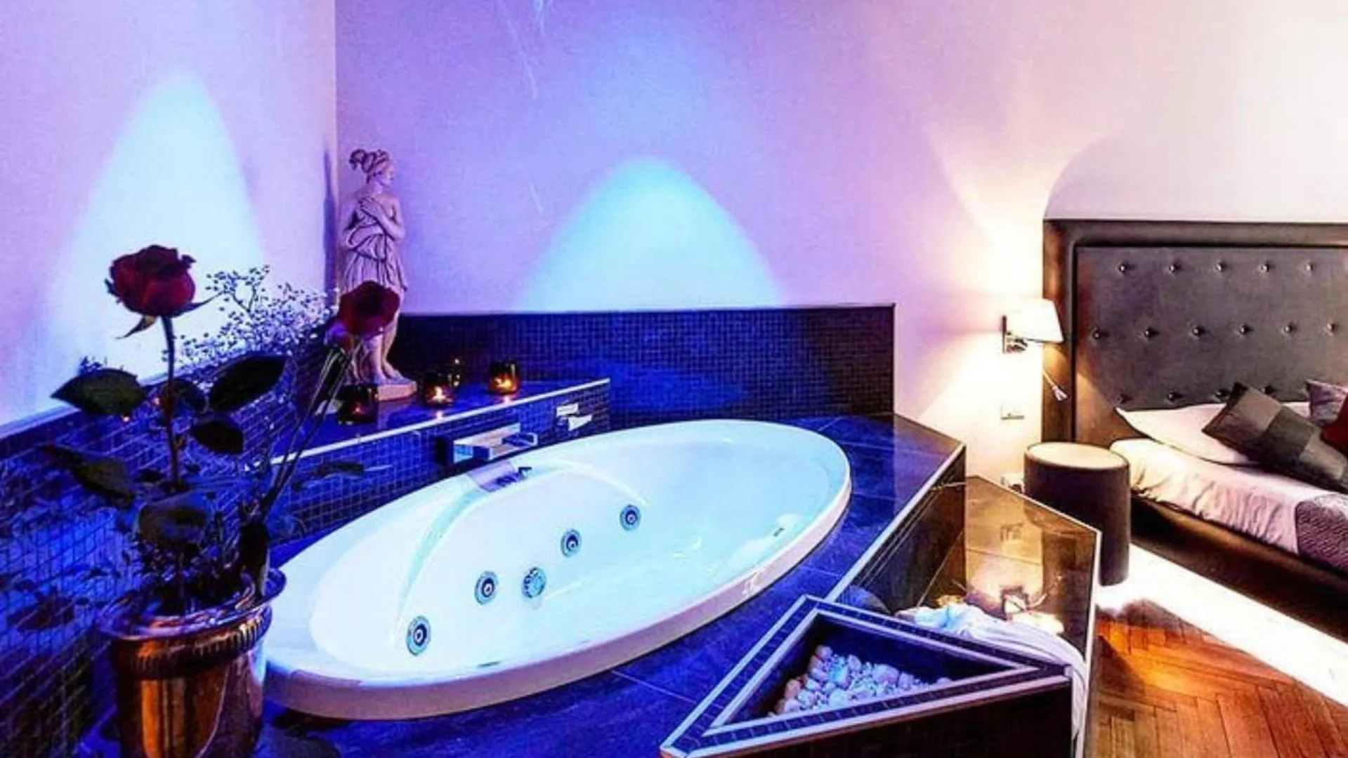 Hot Tub, Bed in Persia Collection Trevi