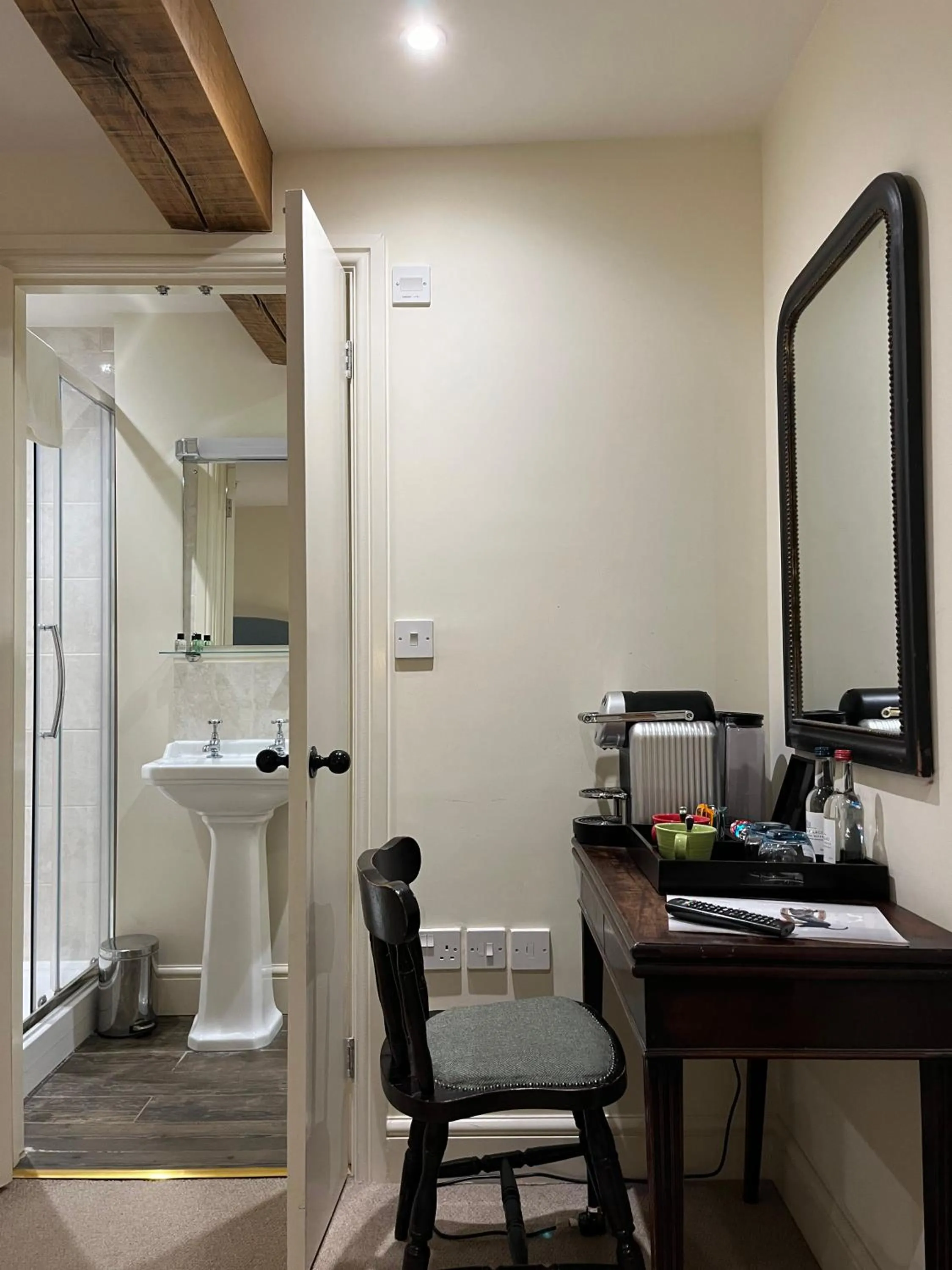 Bathroom in Cat and Custard Pot Inn