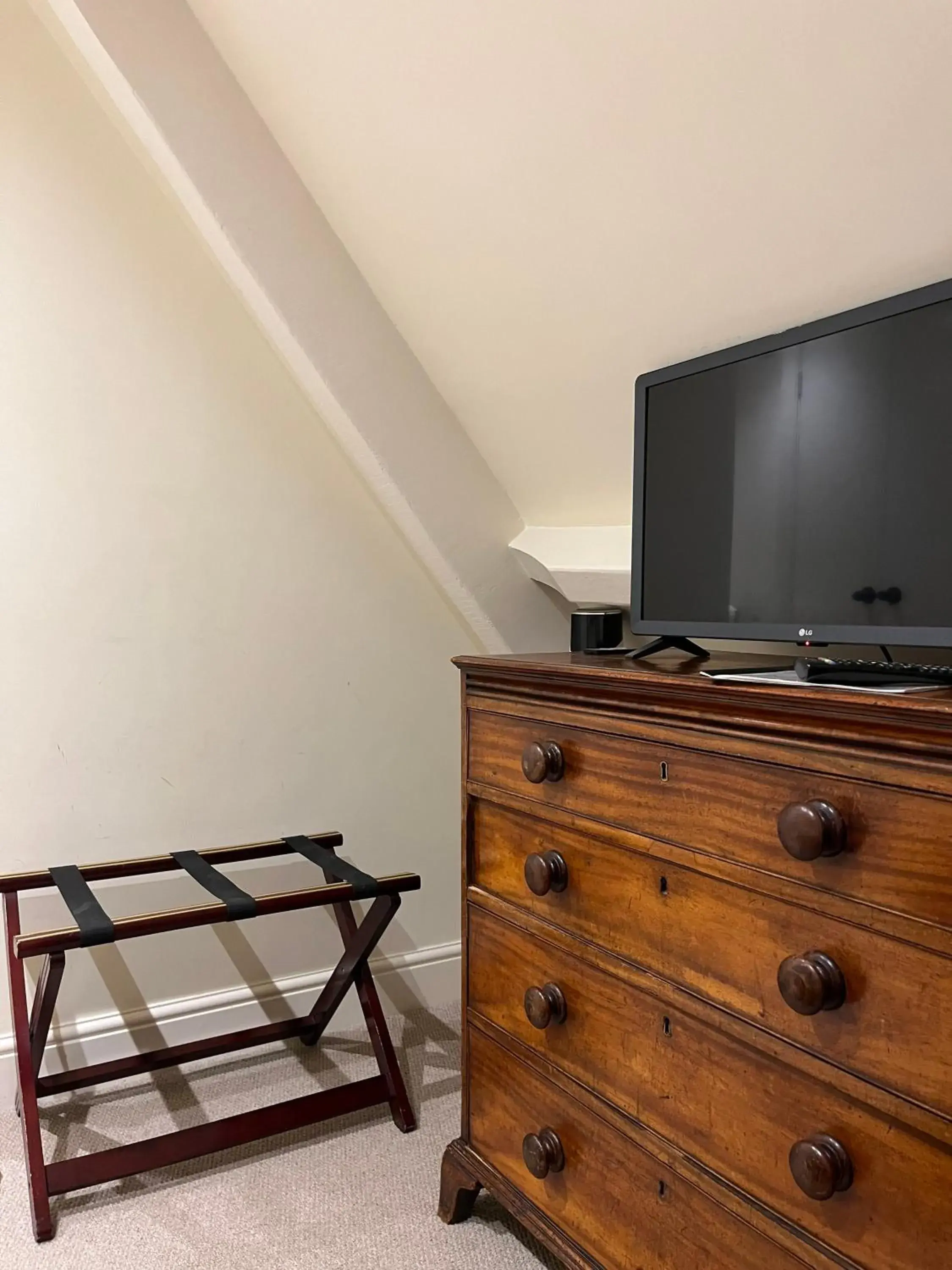 Small Double Room - single occupancy in Cat and Custard Pot Inn Small Double Room - single occupancy in Cat and Custard Pot Inn