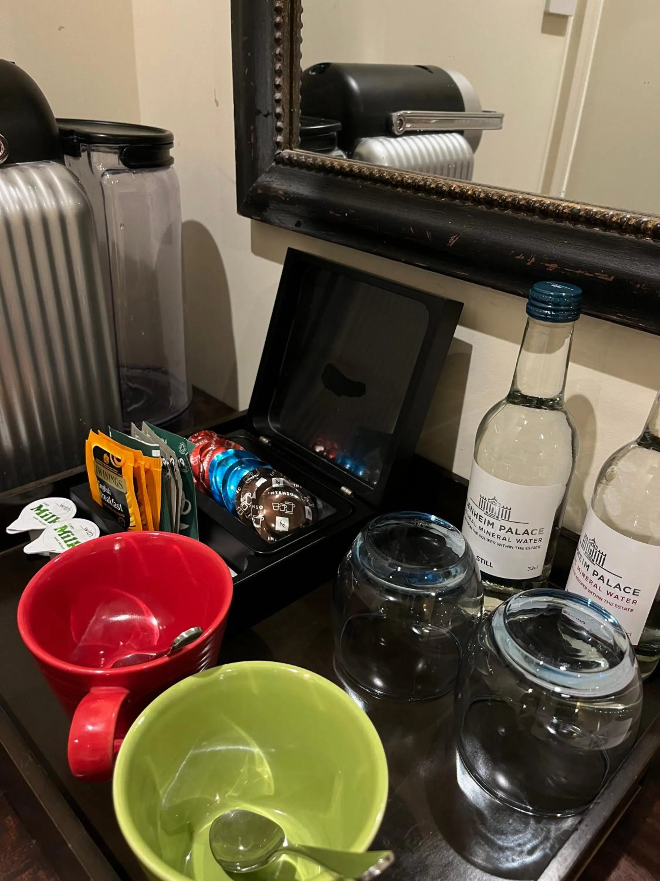 Coffee/tea facilities in Cat and Custard Pot Inn