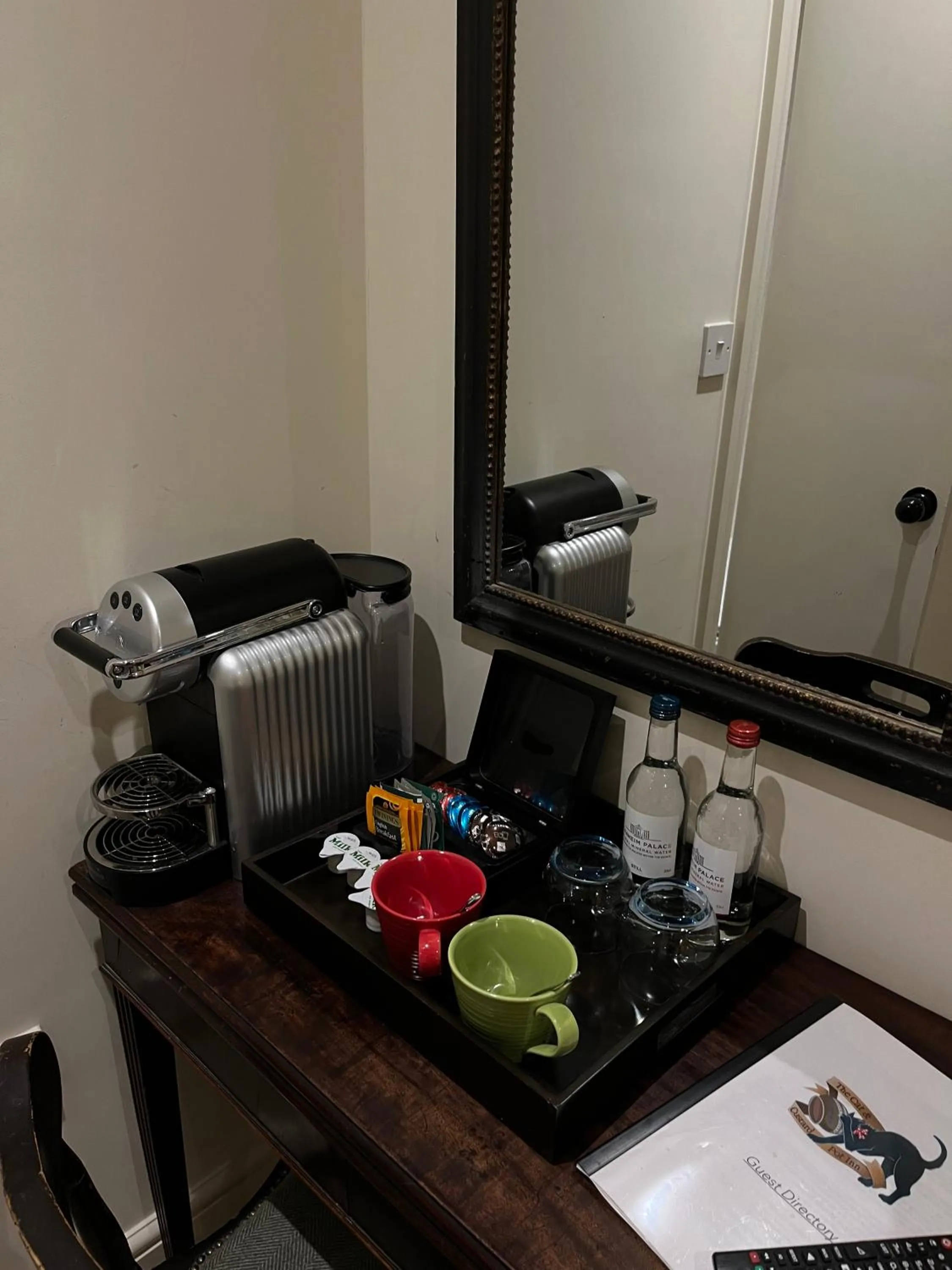 Coffee/tea facilities in Cat and Custard Pot Inn