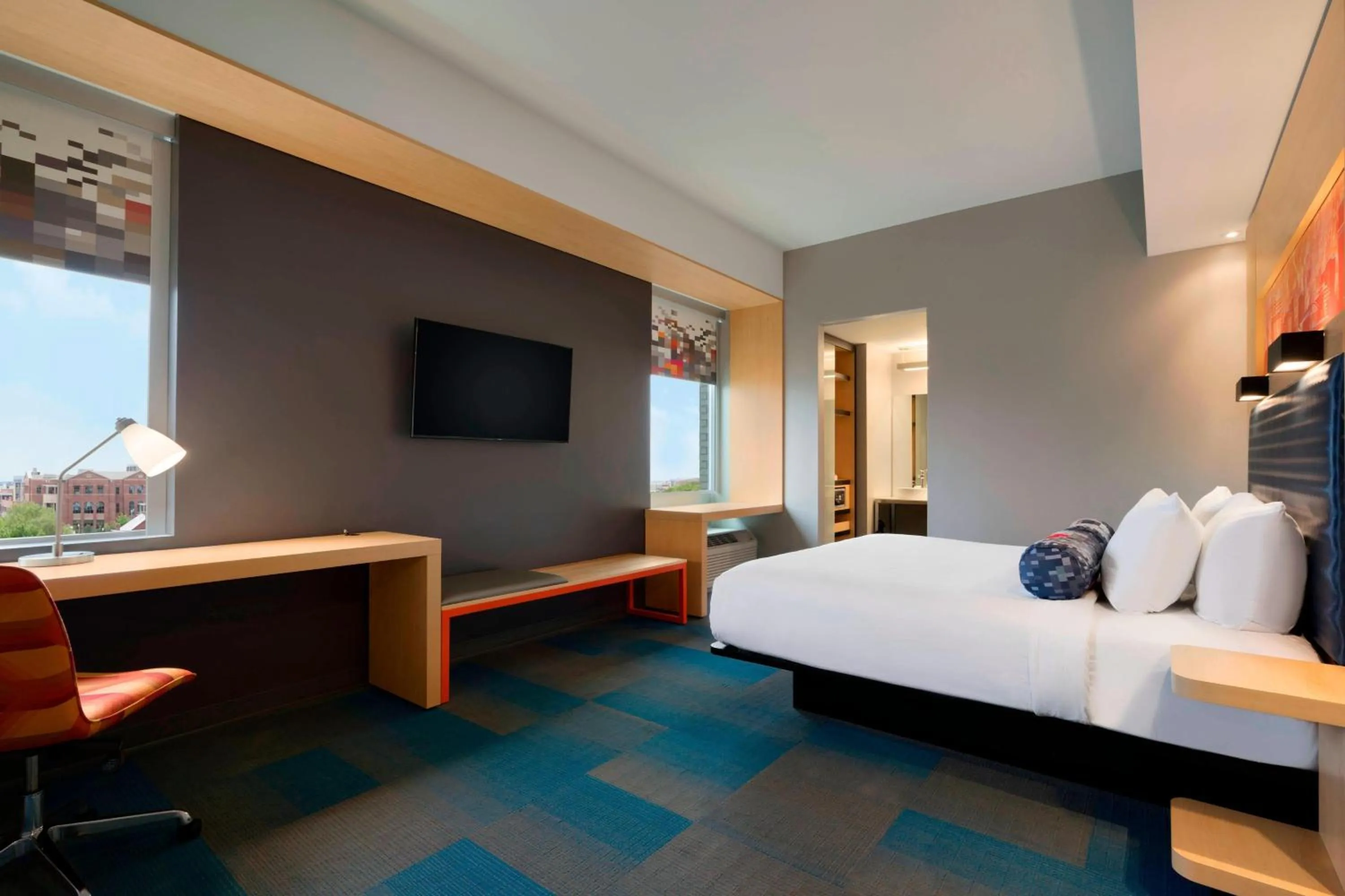 Photo of the whole room, Bed in Aloft Columbia Downtown