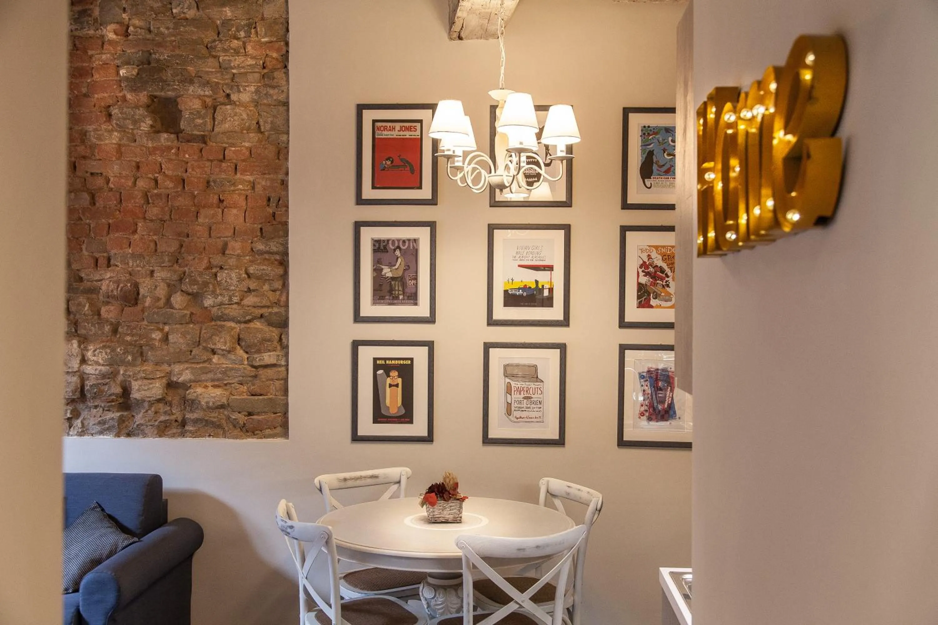 Dining area in Boheme Apartment by Mamo Florence
