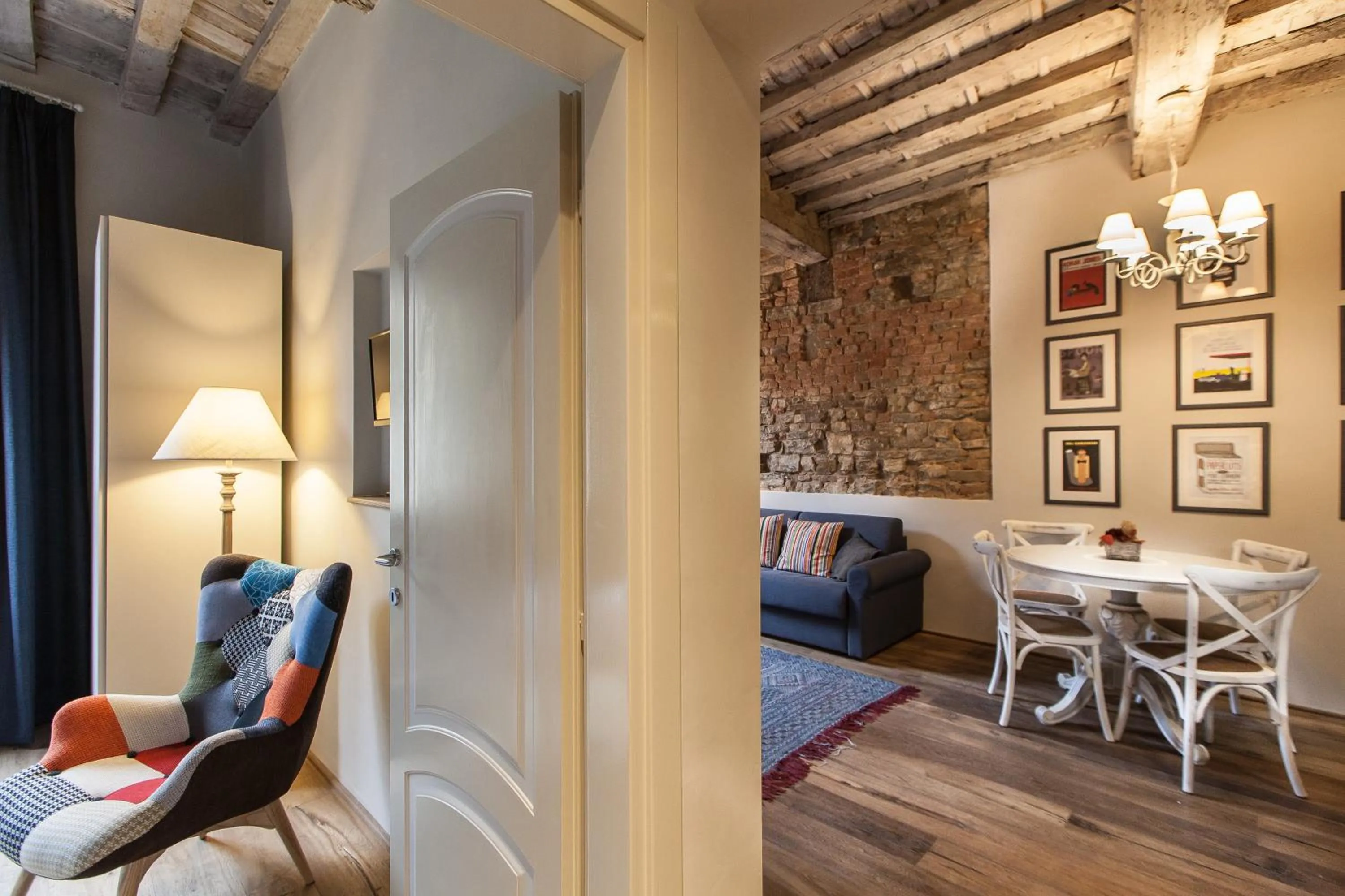 Living room in Boheme Apartment by Mamo Florence