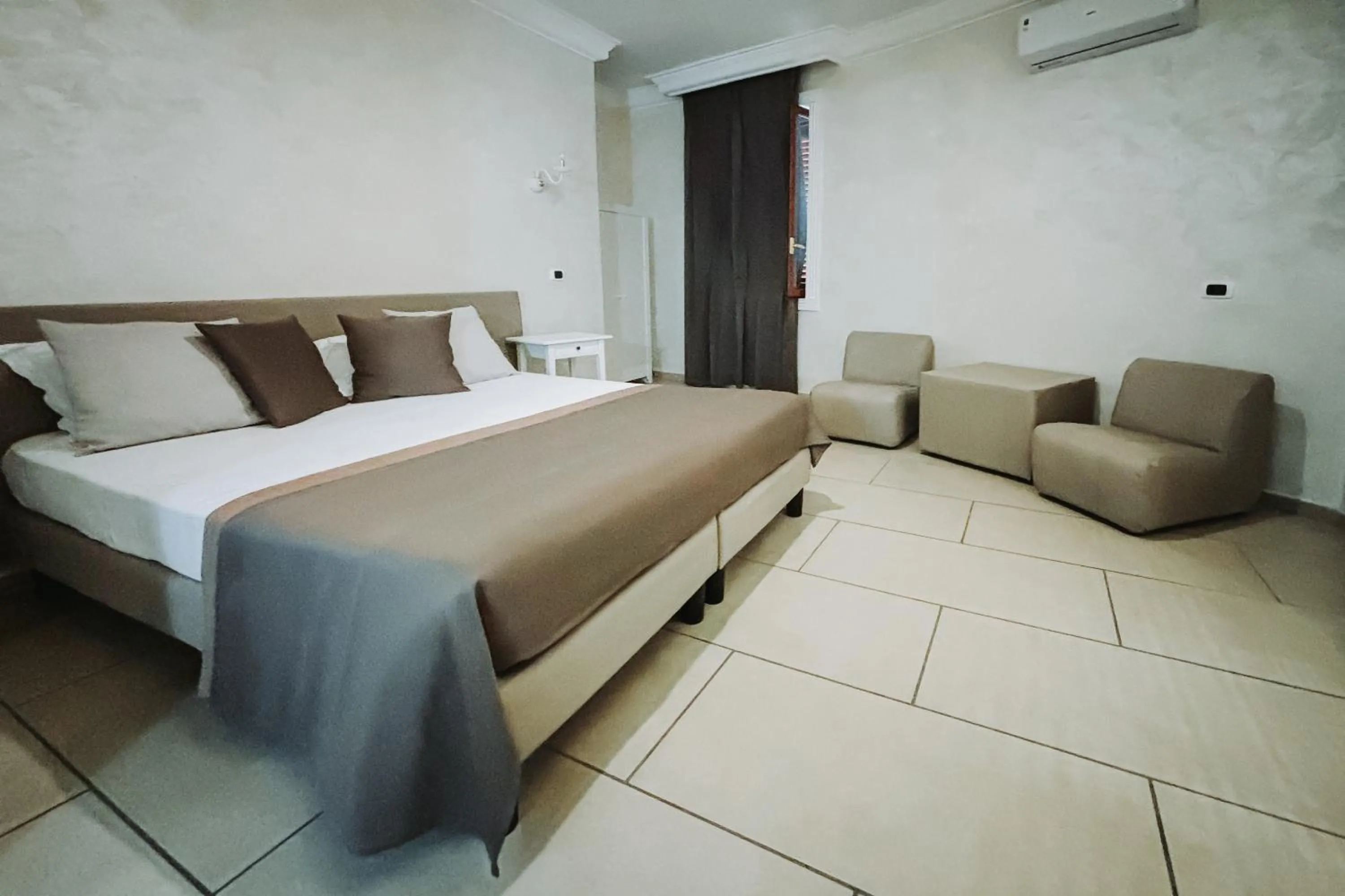 Bedroom, Bed in Bee Queen Hotel