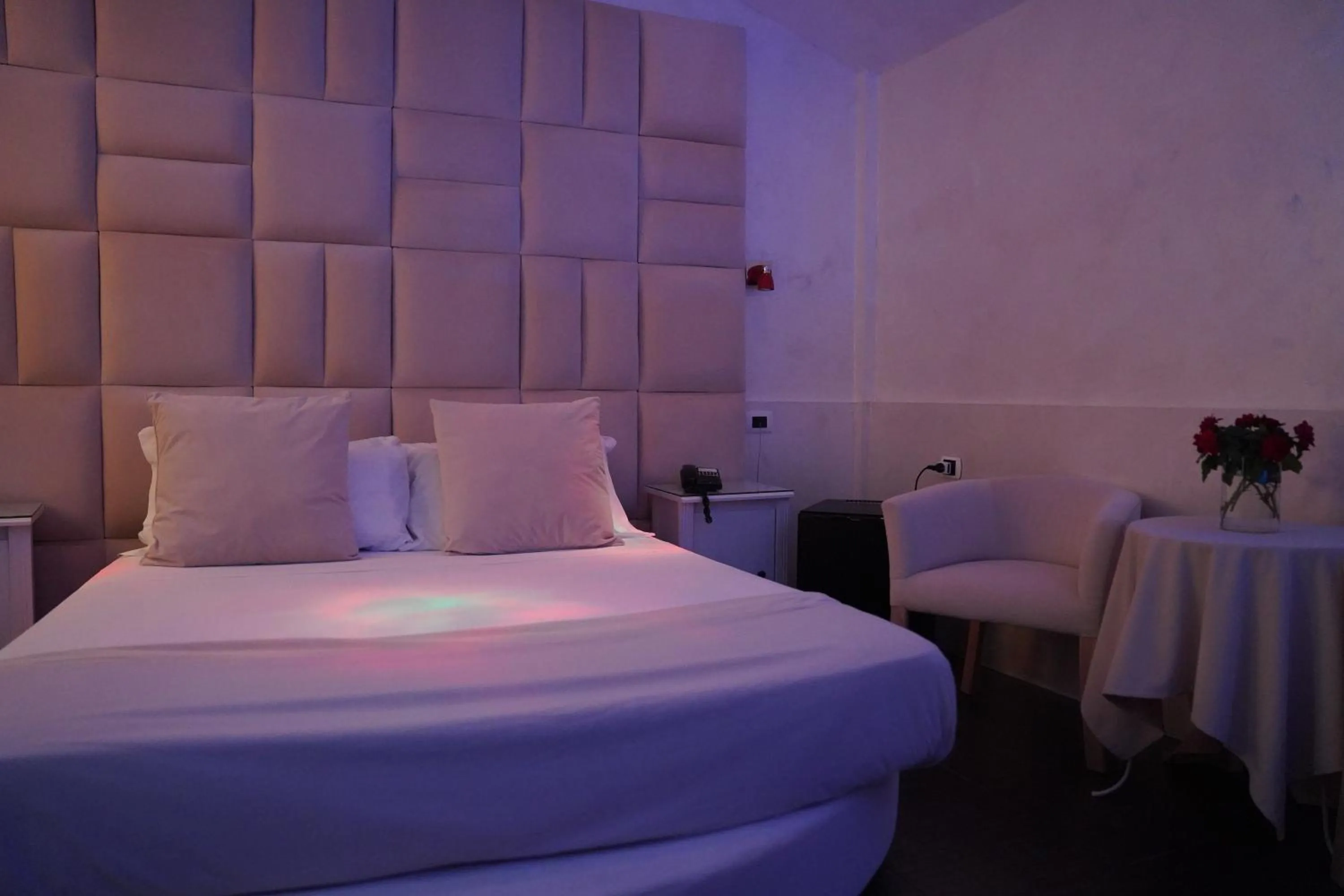 Bedroom, Bed in Bee Queen Hotel