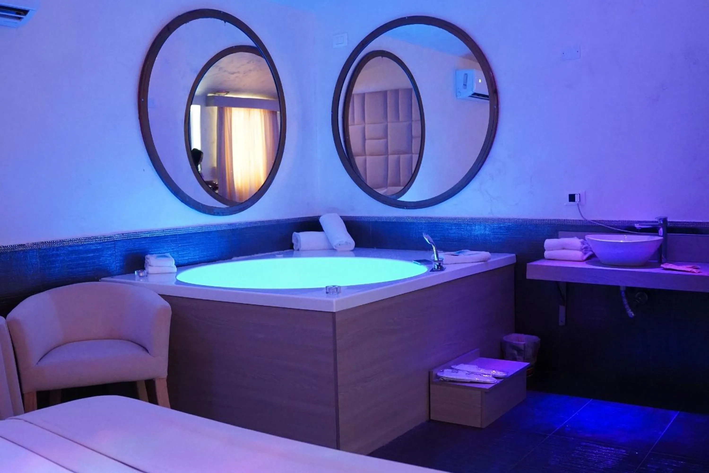 Bedroom, Bed in Bee Queen Hotel