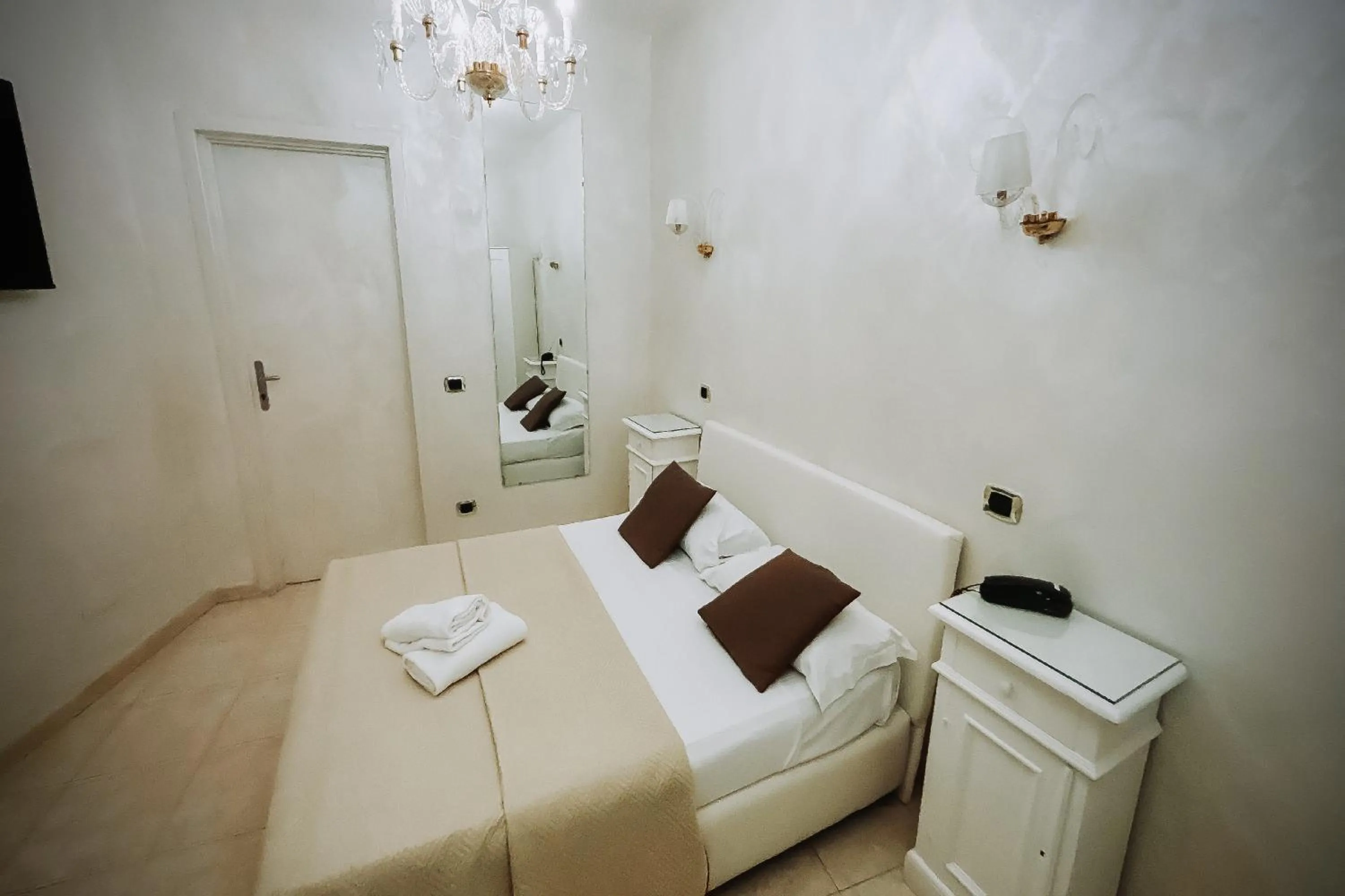 Bedroom, Bed in Bee Queen Hotel