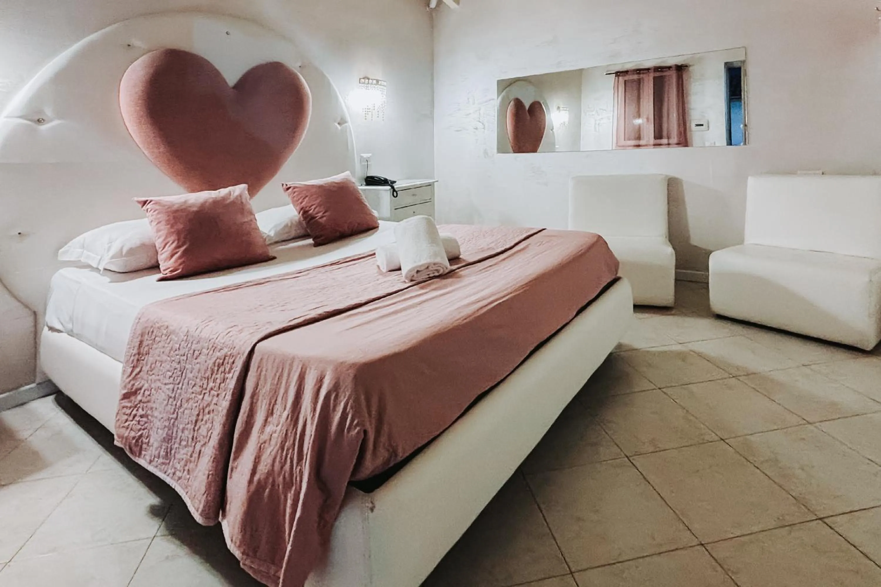 Bedroom, Bed in Bee Queen Hotel