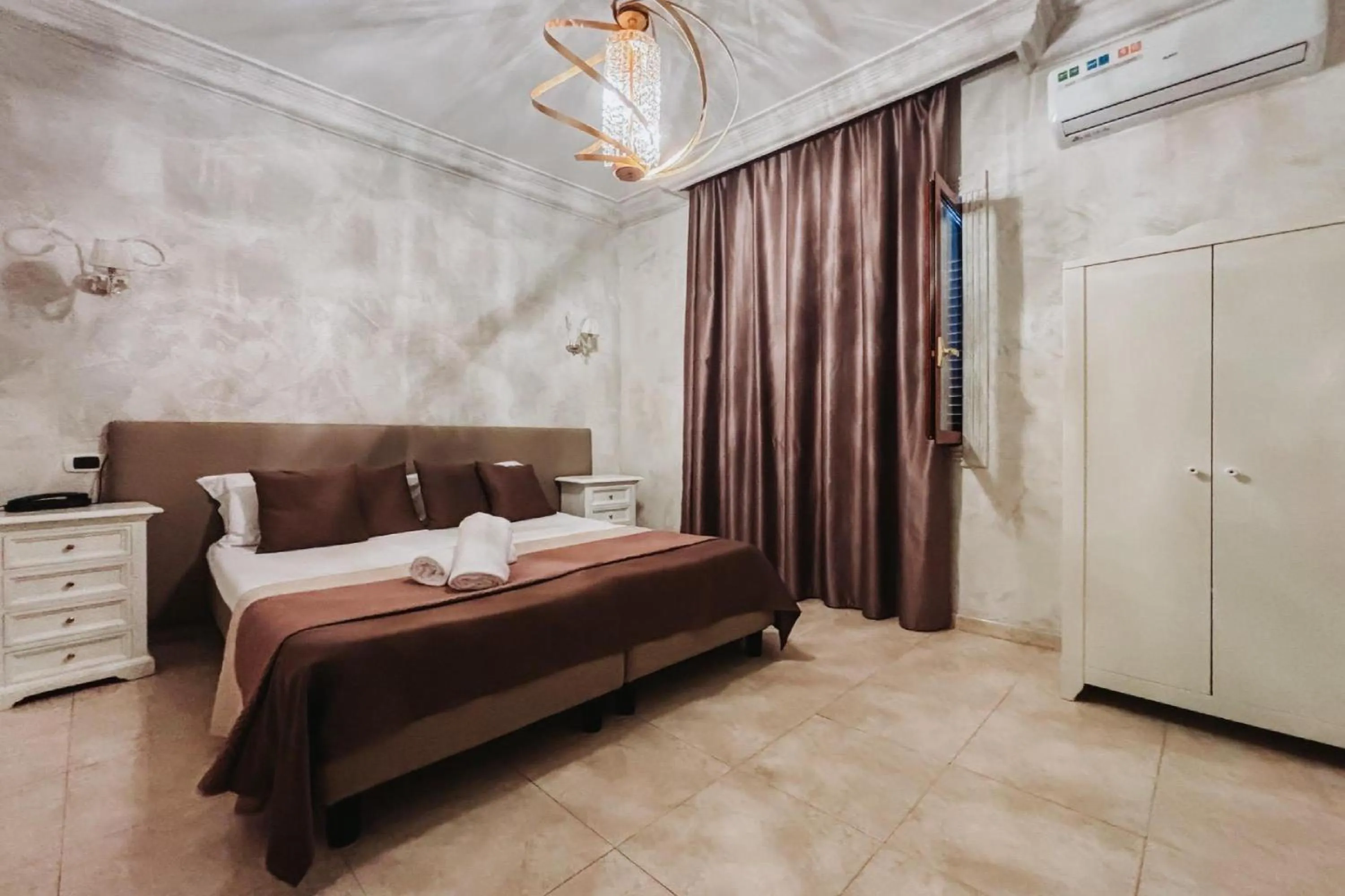 Bedroom, Bed in Bee Queen Hotel