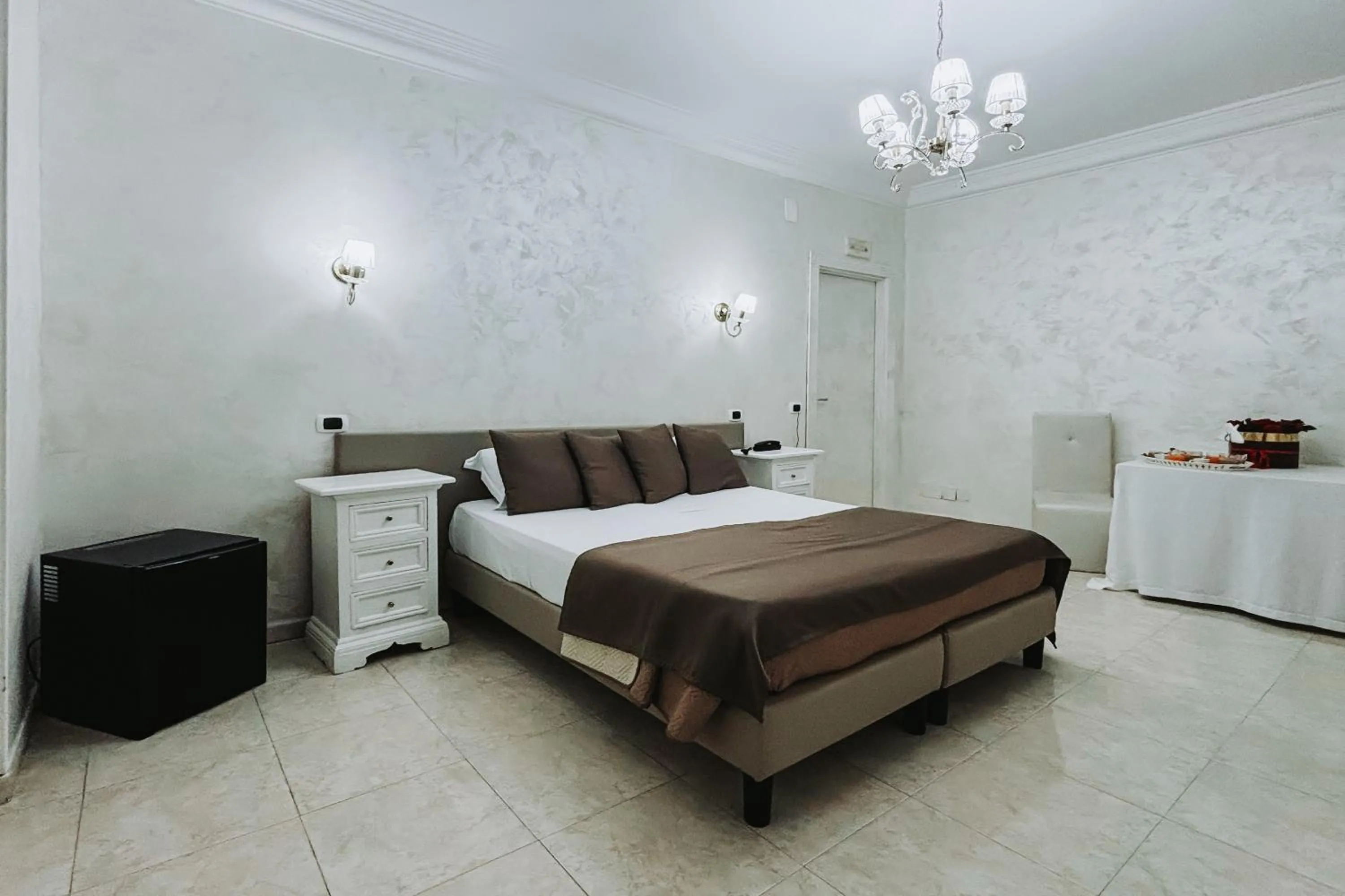 Bedroom, Bed in Bee Queen Hotel