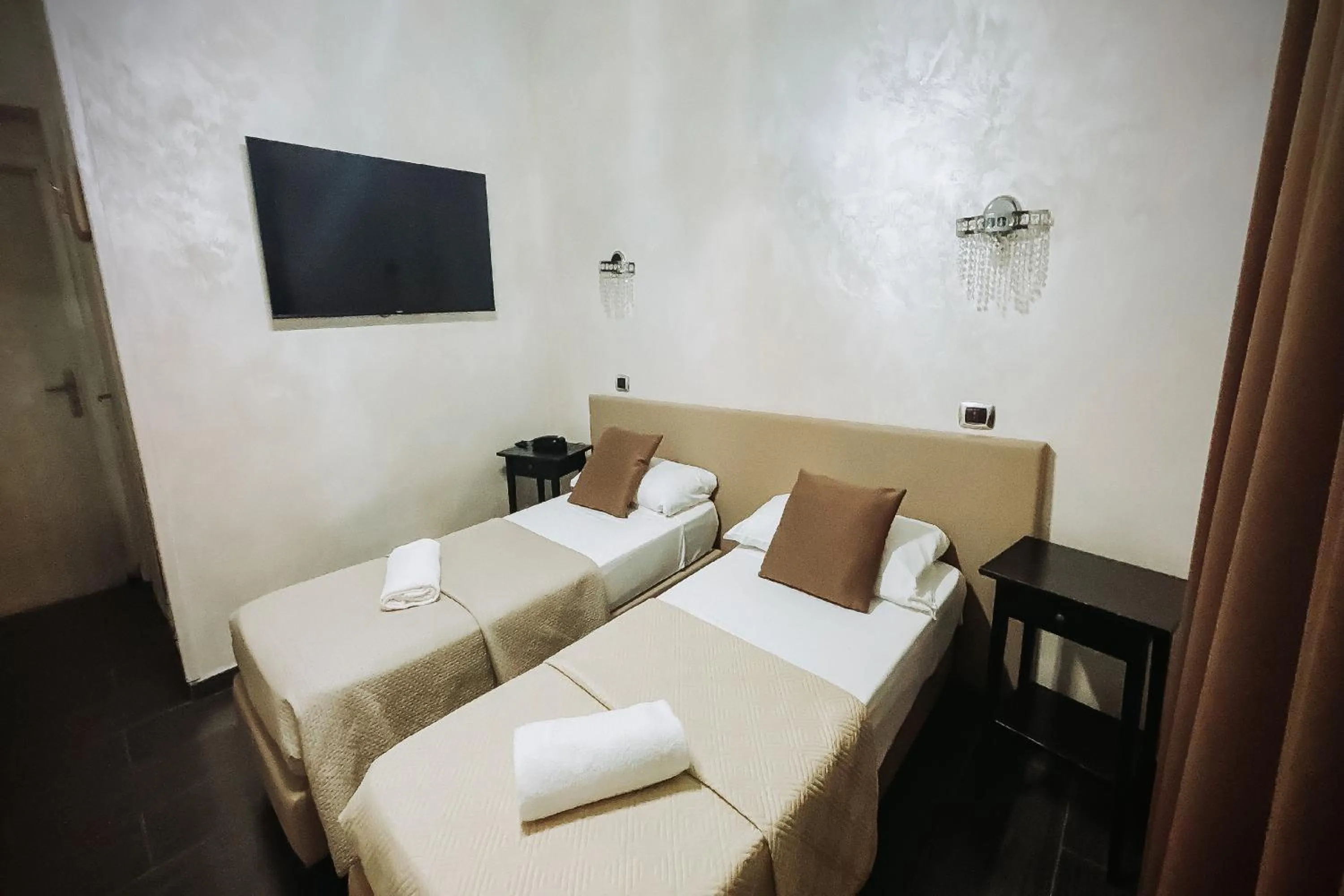 Bedroom, Bed in Bee Queen Hotel