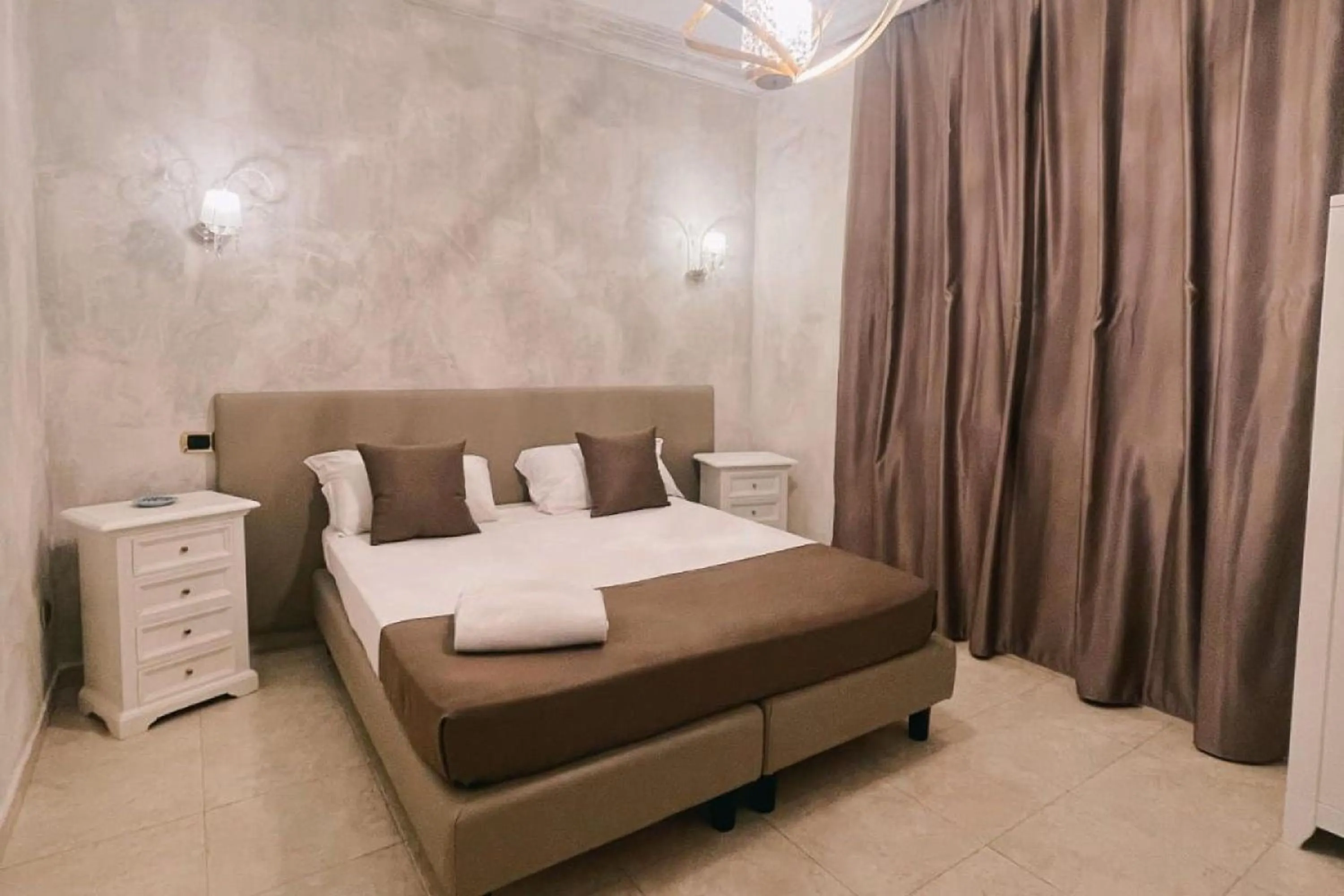 Bedroom, Bed in Bee Queen Hotel