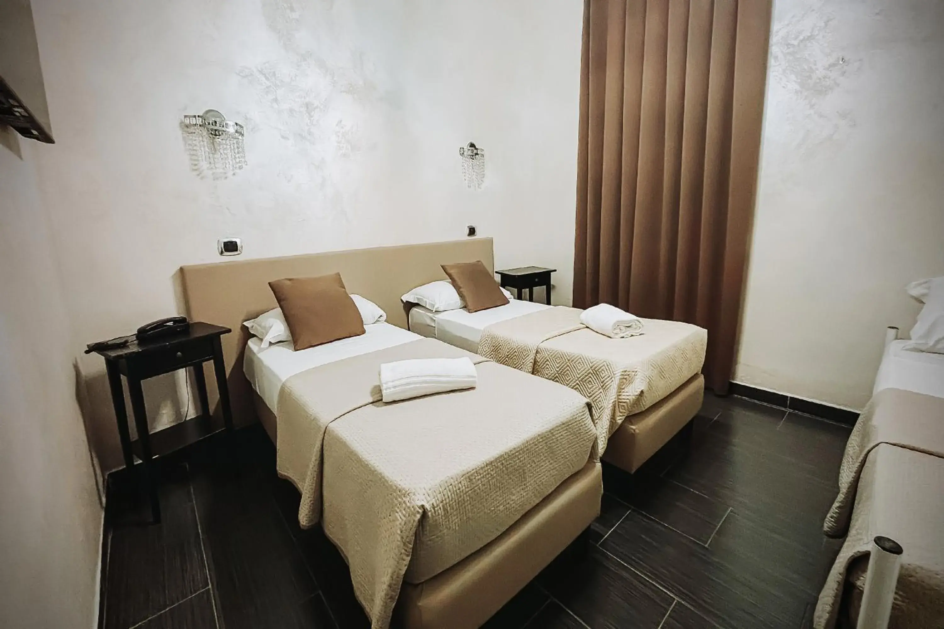 Bedroom, Bed in Bee Queen Hotel Bedroom, Bed in Bee Queen Hotel