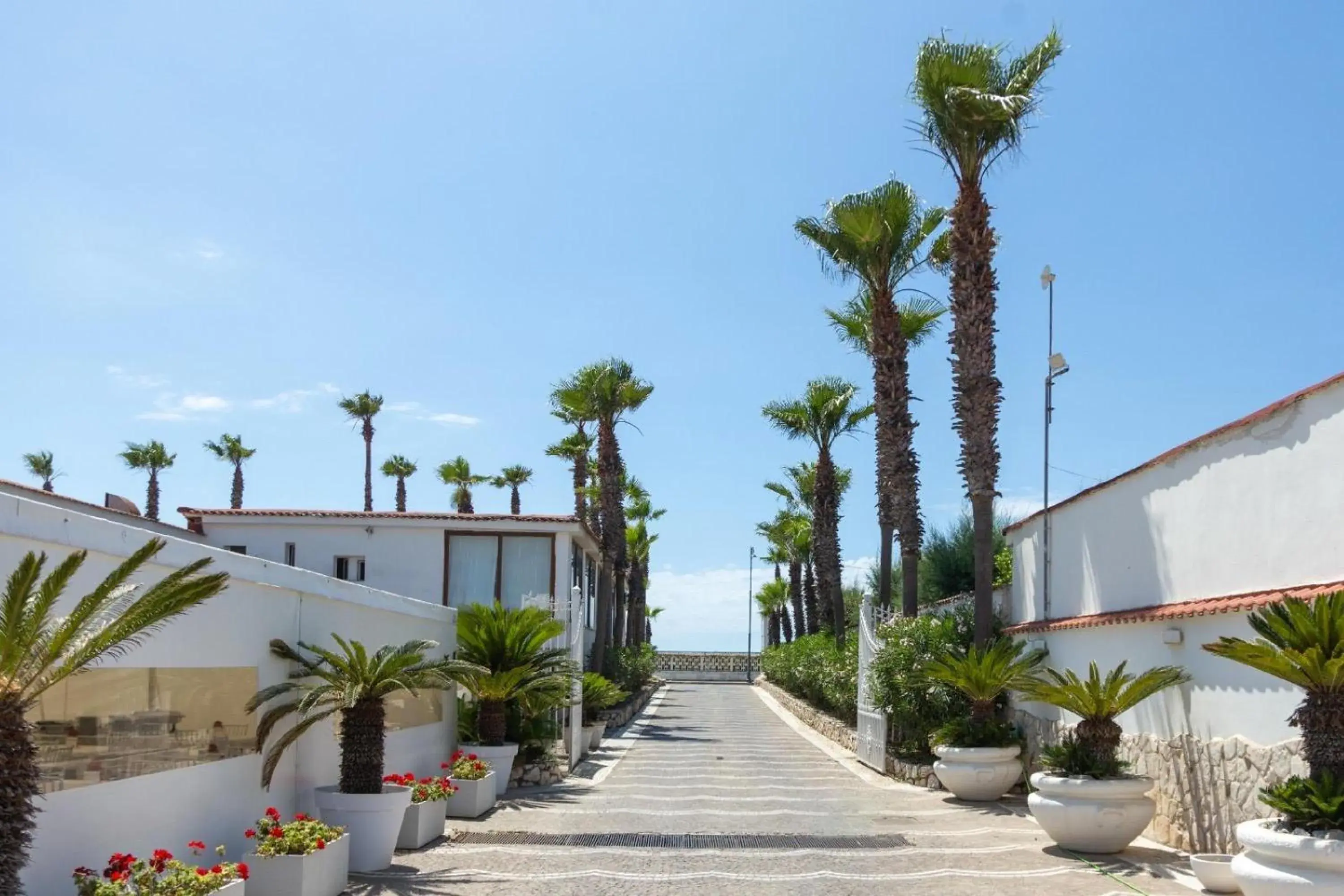 Facade/entrance in Bee Queen Hotel Facade/entrance in Bee Queen Hotel