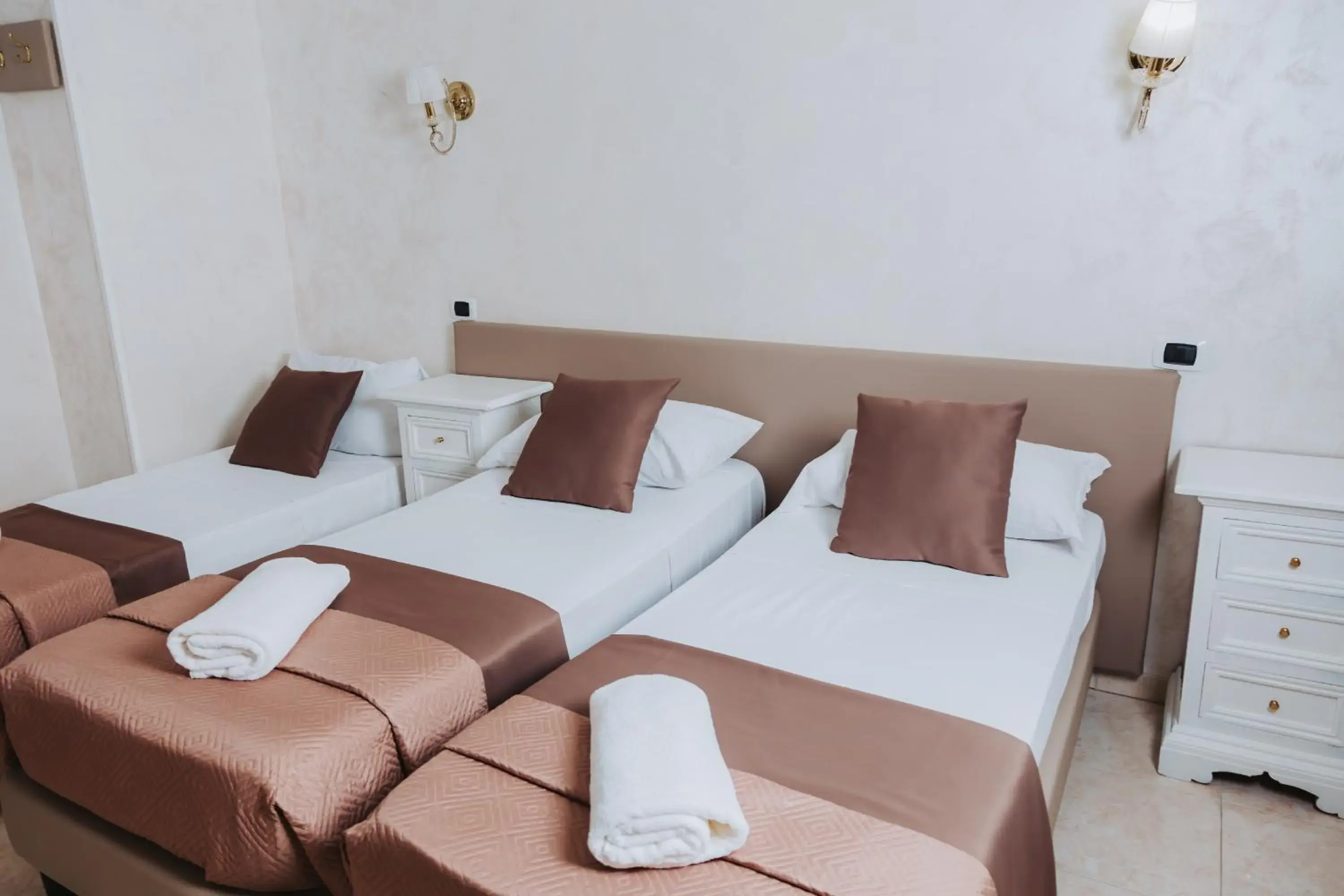 Standard Triple Room in Bee Queen Hotel Standard Triple Room in Bee Queen Hotel