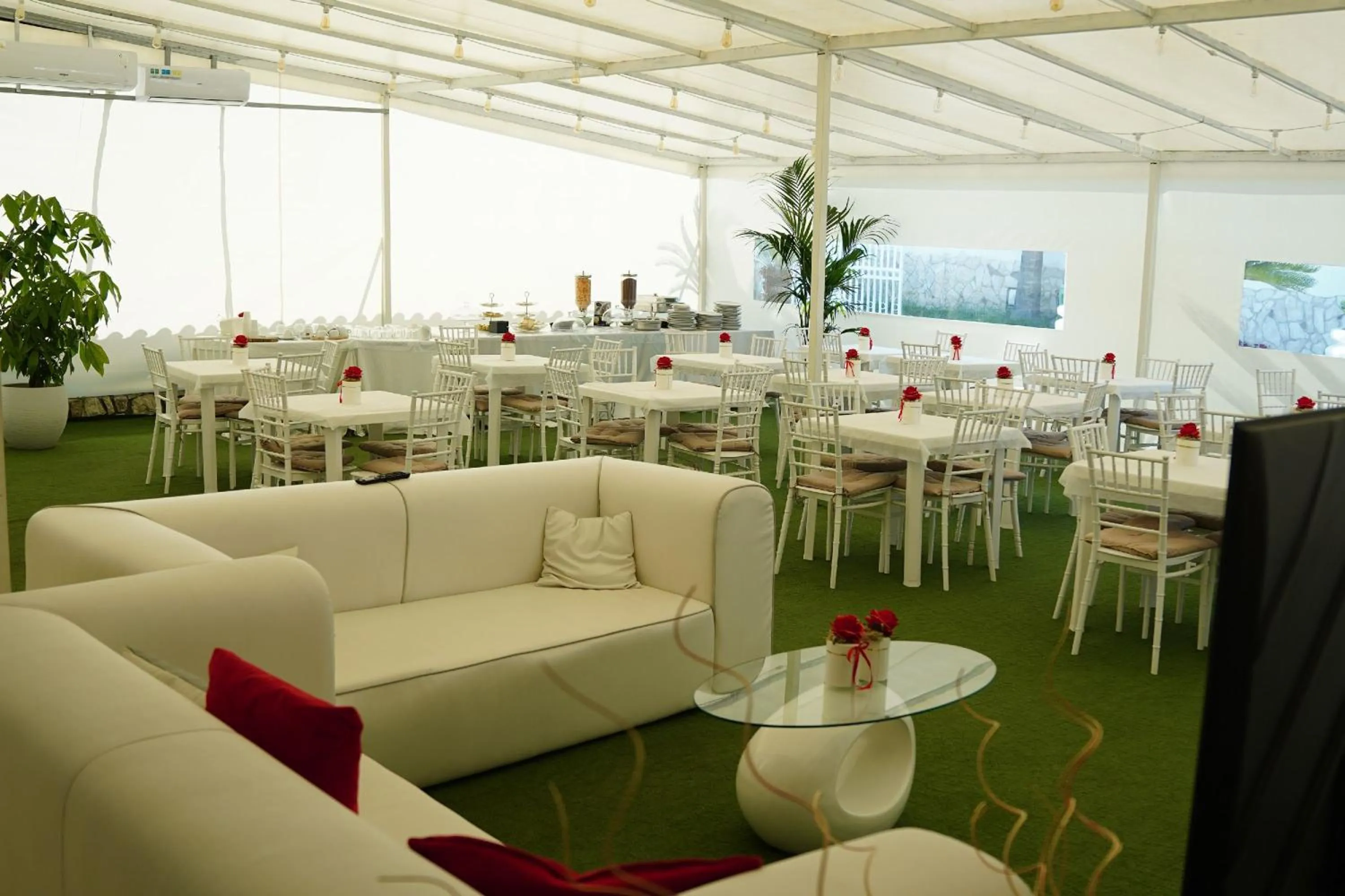 Breakfast in Bee Queen Hotel