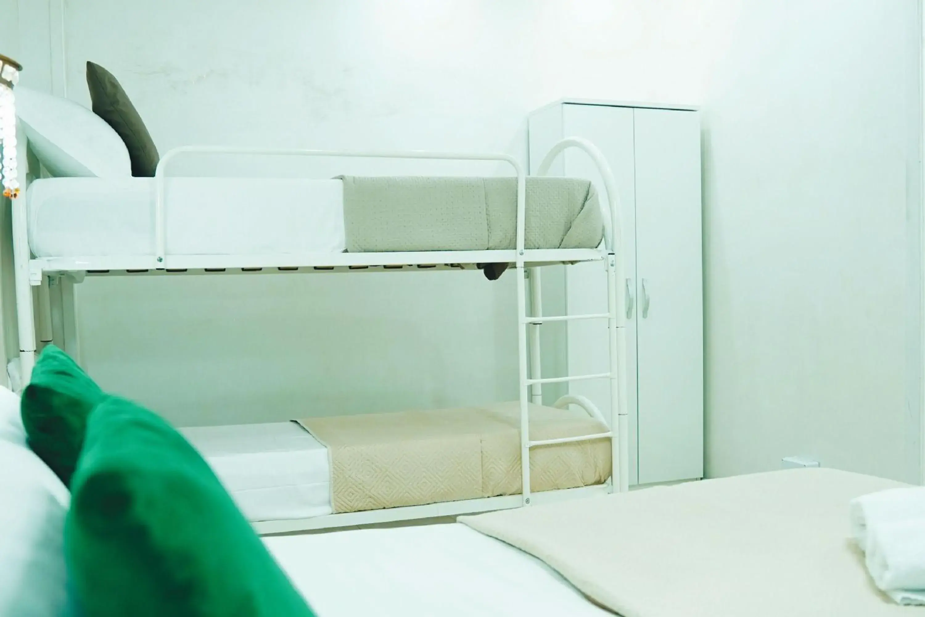 Bedroom, Bed in Bee Queen Hotel Bedroom, Bed in Bee Queen Hotel